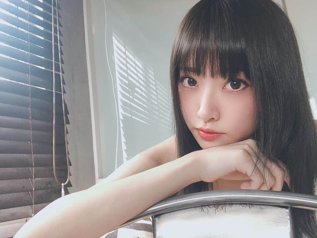 紗雪のインスタグラム：「. . natural... . 髪色落ち着いた！ . . . . #natural#自然光#黒髪#グラビア#おうち時間#お家時間 #お部屋#cosplayer #cosplaygirl #followme#instafollowme#実は水着着てる」