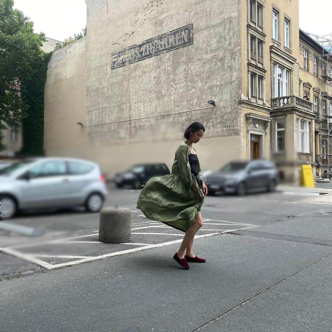 日登美さんのインスタグラム写真 - (日登美Instagram)「Love this robe... @deese_daffodilia  好きなデザインに出会えるって嬉しい。 シルク素材も着物的なデザインもツボだ！  #robe #taste #silk #designer #dailylook #berlin」6月26日 12時58分 - hitomihigashi_b