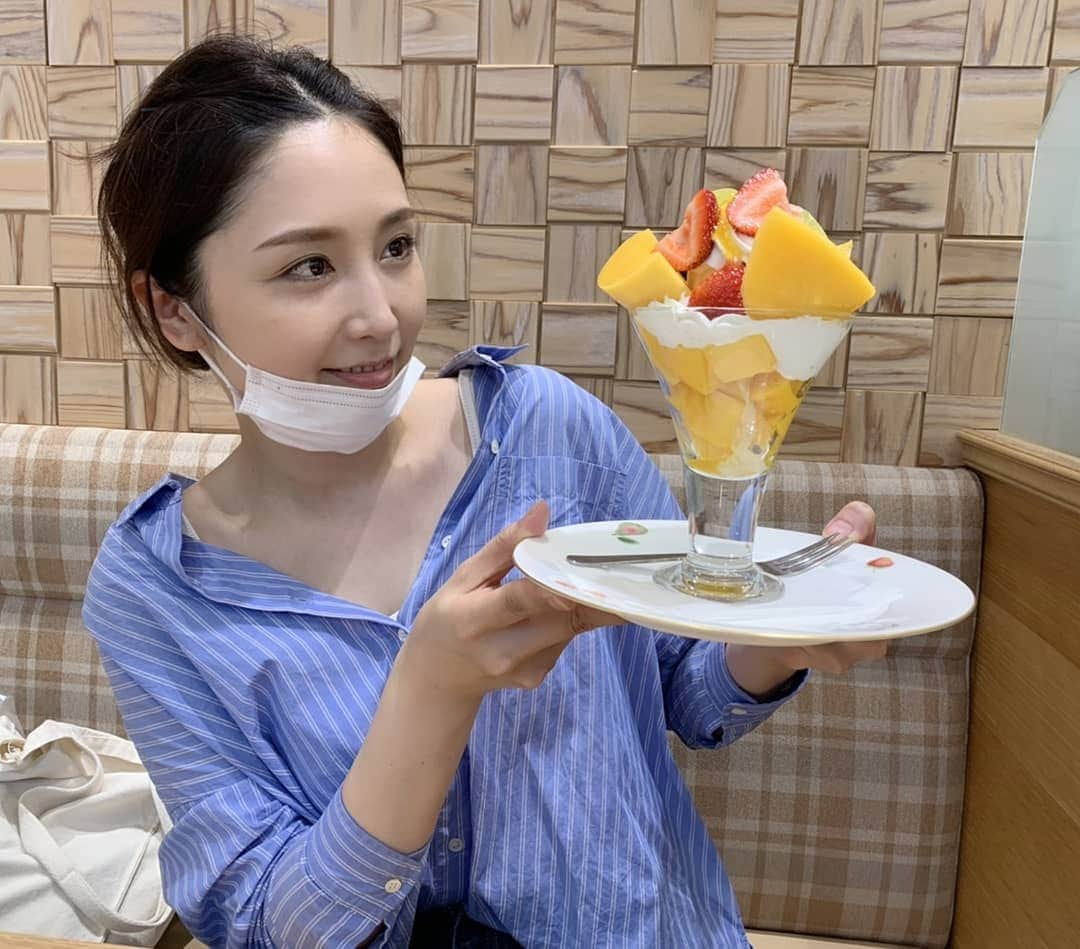 三津谷葉子のインスタグラム：「久しぶりに友人とのんびりお茶しました。映えるパフェ😀  来年から新たに挑戦したいなと思って計画している事があるので…今年はそのための勉強や資格の準備で脳みそフル回転となりそう🤣  ずっとやってみたい事だったから、すっごぉく楽しみです♡  頑張らねば！」