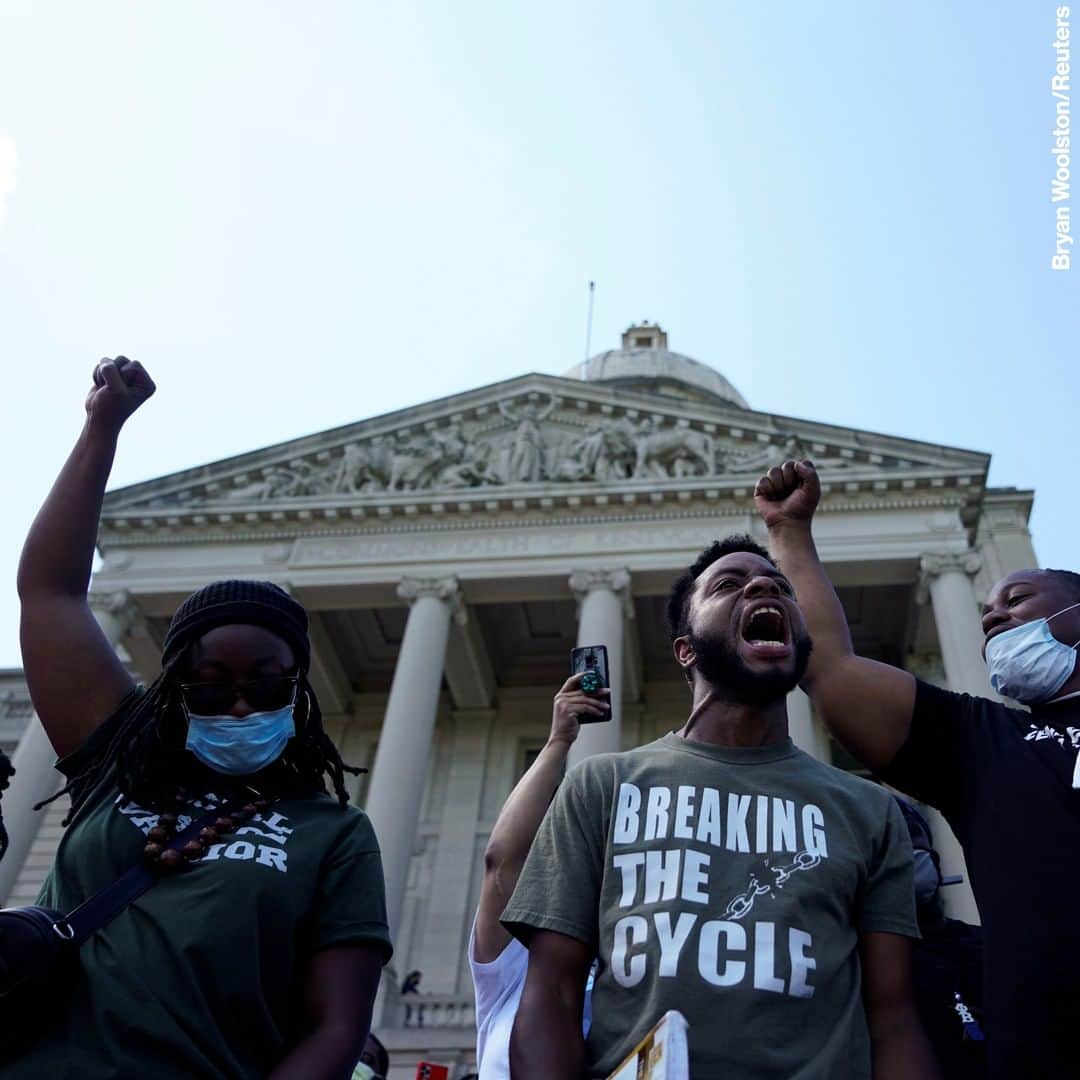 ABC Newsさんのインスタグラム写真 - (ABC NewsInstagram)「Hundreds of people rallied at Kentucky's capitol to urge action in the investigation of three officers in the fatal shooting of Breonna Taylor, who was killed by police executing a "no-knock" search warrant while she was asleep in her Louisville home back in March. #lousiville #kentucky #breonnataylor」6月26日 13時01分 - abcnews