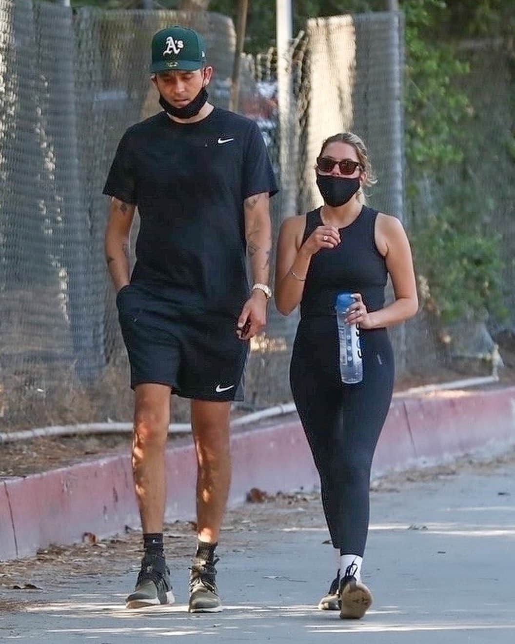 Just Jaredさんのインスタグラム写真 - (Just JaredInstagram)「@ashleybenson and @g_eazy hold hands while going for a hike in the hills of Los Angeles on Thursday afternoon #AshleyBenson #GEazy Photos: Backgrid」6月26日 13時14分 - justjared