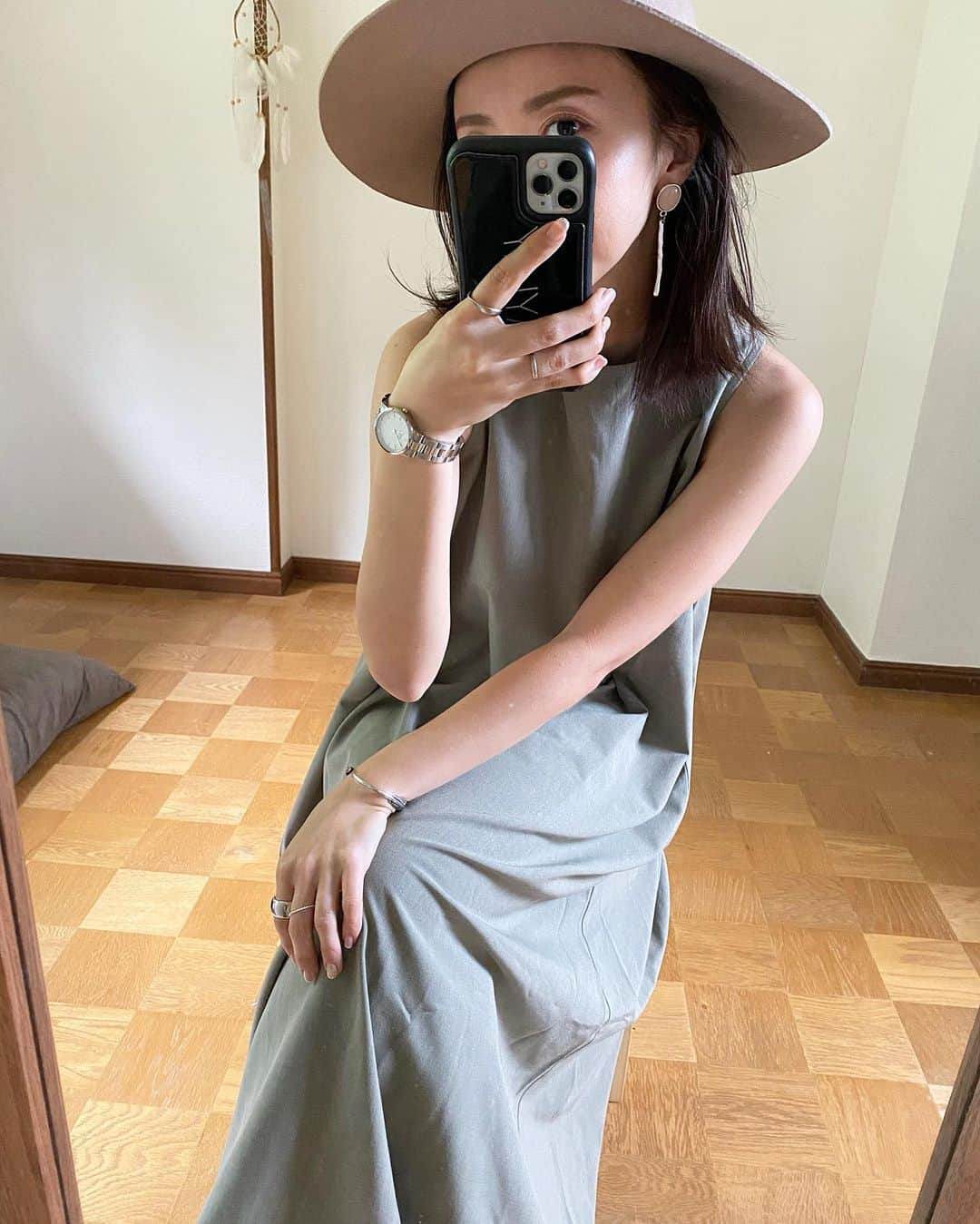 のインスタグラム：「・ code𓃠  ワンピース　@titivatejp #ノースリーブリラックスAラインワンピース サンダル　#titivate ピアス　@s_ko_ra ・ ・ アースカラー大好きです🤍🌿 ・ ・ ・ #ママ#ママコーデ#ママファッション#code #ootd#outfit#mamagirl#北海道ママ#札幌ママ#三児の母#お洒落さんと繋がりたい#プチプラコーデ#今日のコーデ#ママライフ#ロカリ#スナップミー#mineby3mootd#ponte_fashion#4yuuu#きょコ#今日の服#大人カジュアル#主婦#男の子ママ #ビュースタグラマー#mamagirl_sugotoku」