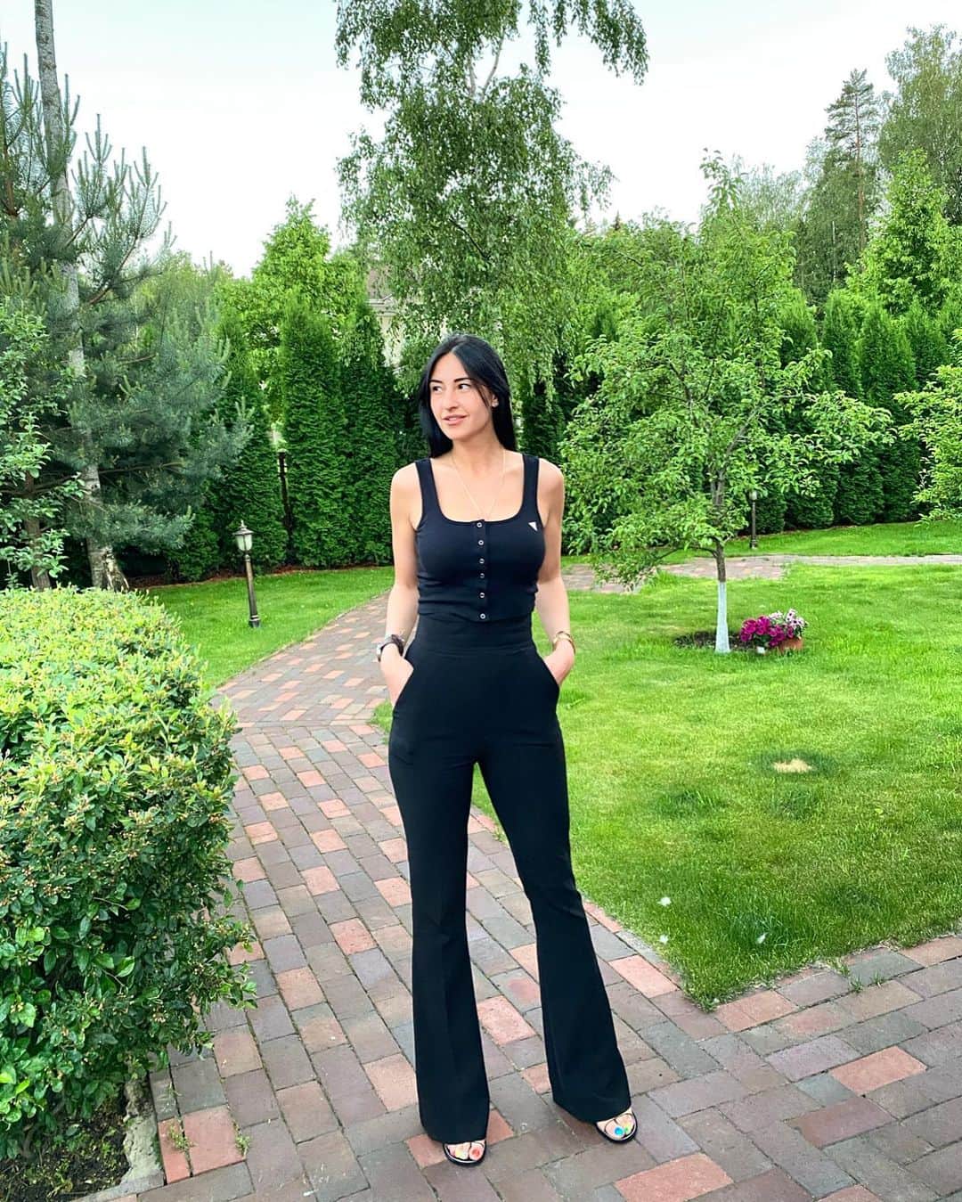 ヤナ・イグリアンのインスタグラム：「С 25 июня по 1 июля пройдет всероссийское голосование по вопросу одобрения поправок в Конституцию.  Кто за ? Кто против ?」