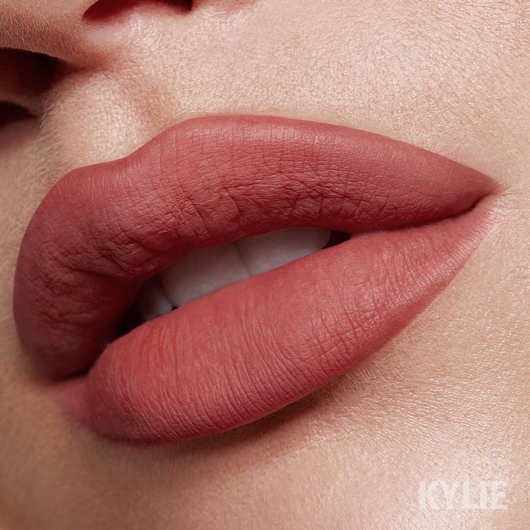 Kylie Cosmeticsさんのインスタグラム写真 - (Kylie CosmeticsInstagram)「#kendallxkylie lip blush and high gloss swatches! 💋 shop tomorrow morning 9am pst on kyliecosmetics.com ✨」6月26日 13時09分 - kyliecosmetics