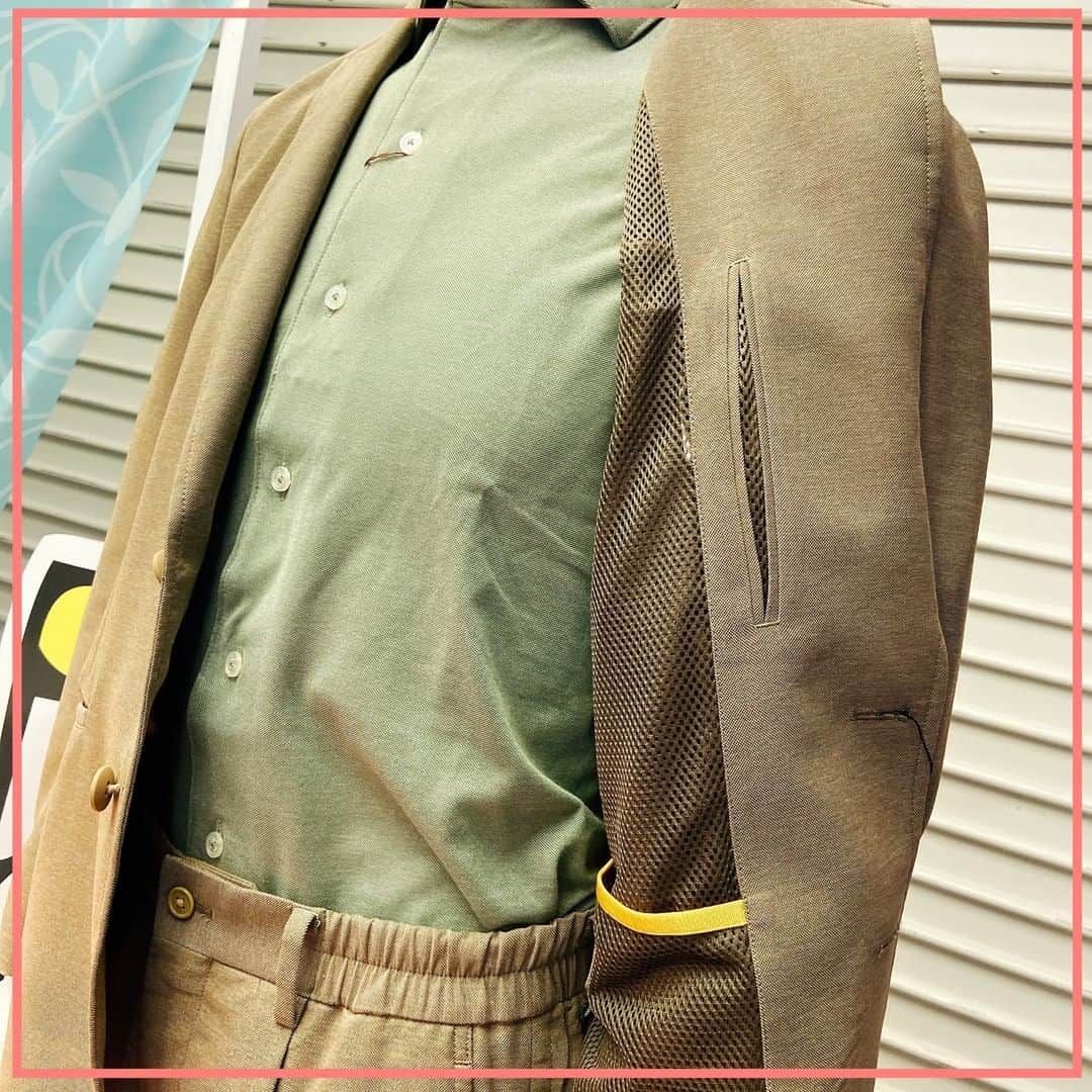 のインスタグラム：「"しっかり見えてラクな格好でオンライン会議だって怖くない" 4F Perfect Suit FActory  #新しい生活様式はじめるナラ . . ◎SPALDINGコラボジャケット 　23,100円 . ◎SPALDINGコラボパンツ 　10,890円 . ◎ポロシャツ 　4,290円 . ◎シューズ 　17,600円 .  SPALDINGコラボのジャケットは裏地が メッシュ素材なので、通気性がよく快適！ 伸縮性バツグンなので、自転車通勤にもオススメです🚲 . . ※表示価格はすべて税込価格です。 ※品切れ/在庫切れの場合もございます。予めご了承ください。 　詳しくは各店舗にてお問い合わせください。」