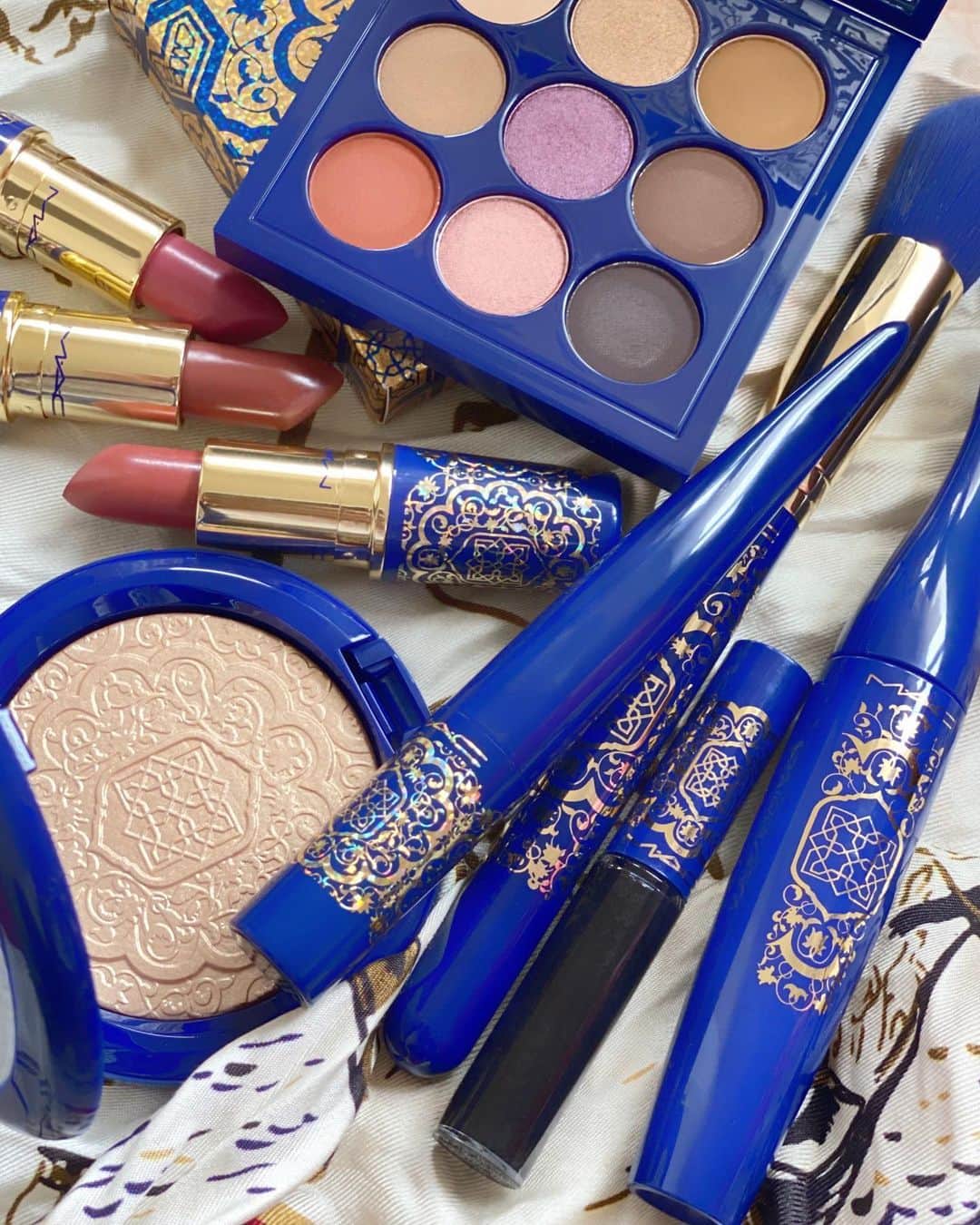 M∙A∙C Cosmetics Japanのインスタグラム：「【伊勢丹 新宿・阪急うめだ　限定発売】 美しく、神秘的なモスクの建築デザインからインスパイアされた、人気のカラーコレクション #MACモザイクマスターピース が本日6月26日(金)、伊勢丹 新宿店・阪急うめだ本店に登場✨ ㅤ ㅤ *以下、公式オンラインショッピングサイトにても ご購入いただけます。 ・ｍeeco 三越伊勢丹化粧品オンラインストア‎ ・西武・そごうの公式ショッピングサイト e.デパート ・高島屋オンラインストア ・HANKYU BEAUTY ONLINE阪急百貨店公式コスメ通販 ・大丸松坂屋オンラインショップ ・＠cosme SHOPPING ㅤ ㅤ 【公式オンラインショップ限定特典】 ☑税込8,250円以上ご購入でクレンジングオイル(30mL)を プレゼント ☑初回ご購入のお客様へ10% OFFクーポンをプレゼント （クーポンコードwelcome） ㅤ #MACCosmeticsJapan #MACCosmetics #MAC #MACコスメ #マックコスメ #コスメ#コスメ紹介#コスメ好き#コスメレポ #化粧品 #デパコス #コスメ部 #コスメマニア #メイク好き#メイク道具#美容大好き#美容好き#メイクプロセス#トレンドメイク#夏メイク#メイクテク#macmosaicmasterpiece」
