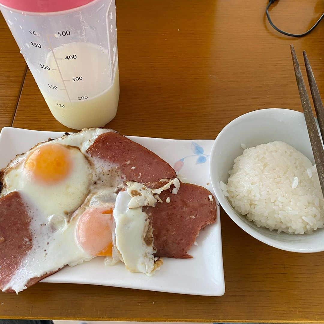 武智正剛さんのインスタグラム写真 - (武智正剛Instagram)「ここ最近の食べた物 #ランダムに撮ったので載せときます。 #やはり卵や納豆や野菜は多めに摂っています #プロテインも朝、トレーニング後、寝る前などに飲んでいます。 #白米は朝普通の量、昼は少し少なめ、夜は無しかかなり少なめ #夜の８時までには晩ご飯を済ませています #寝るのは大体３時前後なんですが夜の８時以降は特に何も食べません #寝る前や夜中どうしてもお腹が減ると言うあなた #僕なりの裏技あります #夜中どうしてもお腹空いたら #プロテインをスプーン2杯に豆乳を混ぜて飲んで下さい #１〜2時間は腹持ちします #その間に寝れます #次の日体重も増えてないです #お勧めです #スーパーマラドーナ武智 #筋トレダイエット飯」6月26日 13時19分 - supamaradonatake