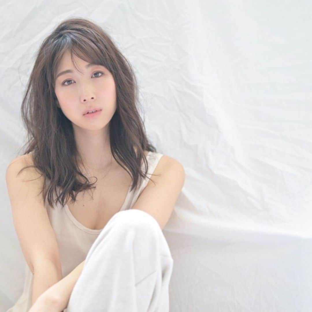 崎本ゆかりのインスタグラム：「おはよう♡ 朝からいい天気、、それだけで幸せ。 . . 飾らず、私らしく。 #goodmorning#sunnyday#beautifulweather#shooting#model#natural#beauty#clarity#white#ennui#nuance#happy#weekend#memories#🌿 ナチュラルって 深いよね。 透明感は出そうと思って出せるものじゃないし。難しい… 日々 勉強。」