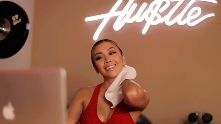 リアン Vのインスタグラム：「HAVE YOU SEEN MY NEW MUSIC VIDEO ? Watch now! On YouTube: LianeV ❤️🔥😂 New music and new @shoplianev merch dropping this Saturday! 👏🏽」