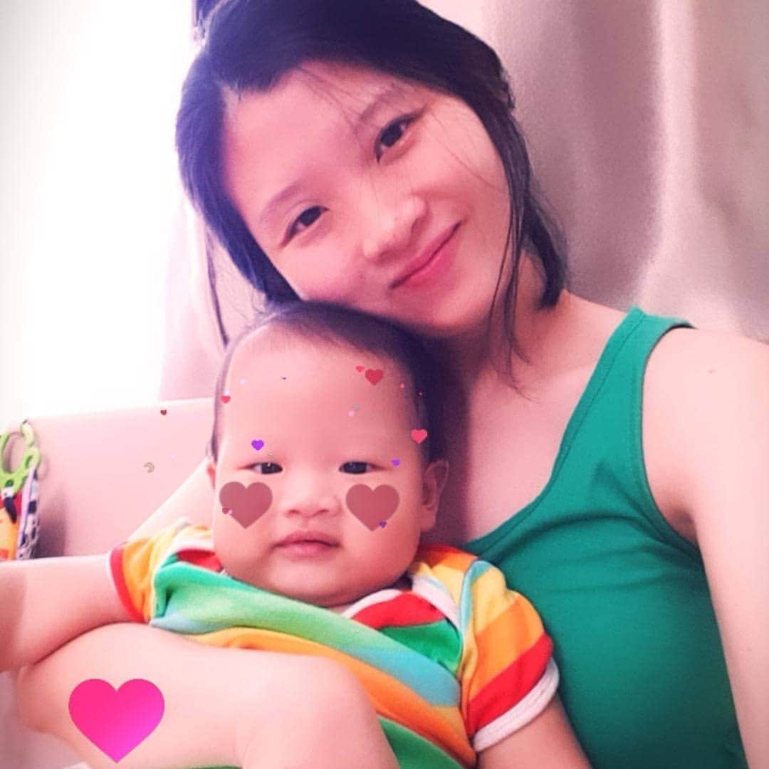 デビー・スサントさんのインスタグラム写真 - (デビー・スサントInstagram)「Kemarin post foto selfie sendiri eh di protes gara gara ngak ada mikha nya 😂 ya gitu deh kalo anak lebih gemesin jadi mama nya kalah pamor 😆 tapi sekali kali kan boleh post sendiri biar berasa muda gitu ngak emak emak banget 😝」6月26日 13時35分 - debbysusanto