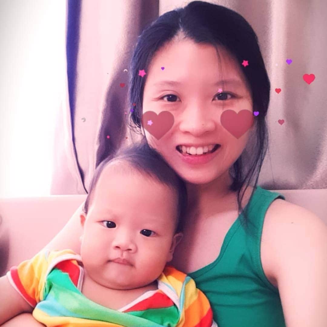 デビー・スサントさんのインスタグラム写真 - (デビー・スサントInstagram)「Kemarin post foto selfie sendiri eh di protes gara gara ngak ada mikha nya 😂 ya gitu deh kalo anak lebih gemesin jadi mama nya kalah pamor 😆 tapi sekali kali kan boleh post sendiri biar berasa muda gitu ngak emak emak banget 😝」6月26日 13時35分 - debbysusanto