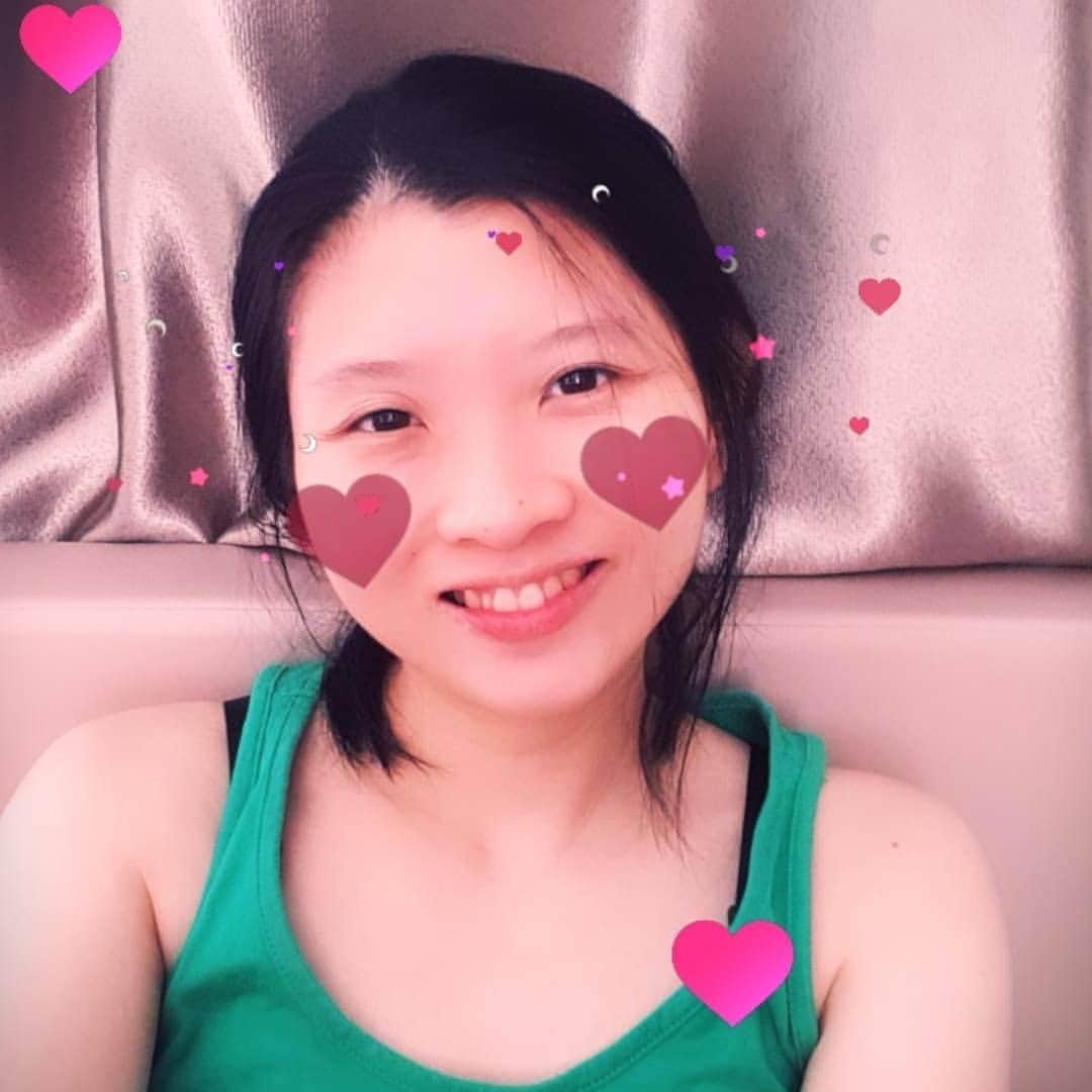 デビー・スサントさんのインスタグラム写真 - (デビー・スサントInstagram)「Kemarin post foto selfie sendiri eh di protes gara gara ngak ada mikha nya 😂 ya gitu deh kalo anak lebih gemesin jadi mama nya kalah pamor 😆 tapi sekali kali kan boleh post sendiri biar berasa muda gitu ngak emak emak banget 😝」6月26日 13時35分 - debbysusanto