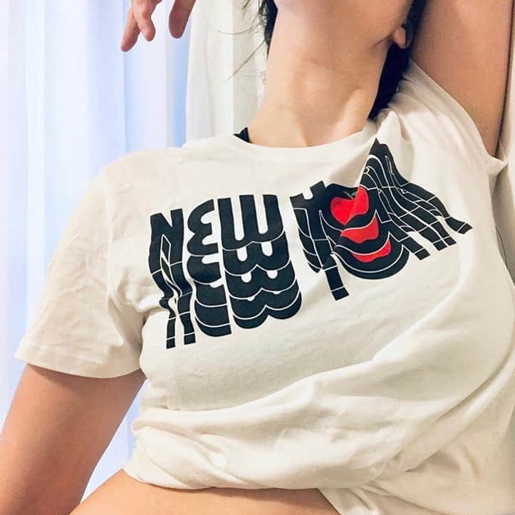 プリンス ピーターのインスタグラム：「Sending love to the big 🍎 NY tee available on the site 🙌🏽 . . . . . . . . . . . . . . . . .  #wholesale #ootd #graphictees #stylewild #fashioninsta #createcultivate #fashiongram #fashioninspo #boutiqueshopping #boutiqueclothing #trending #wholesaleclothing #styletrends」