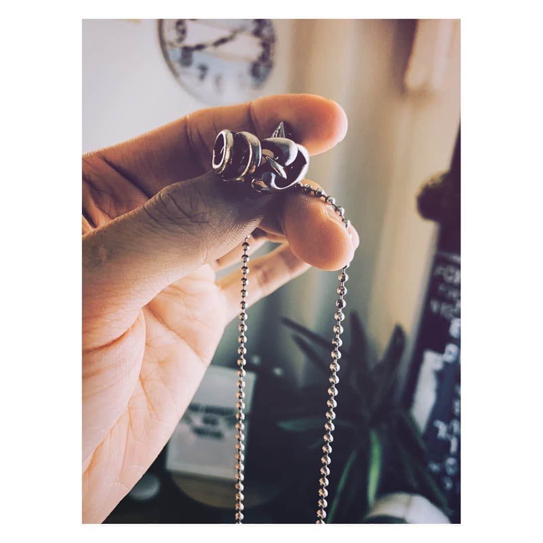 長田成哉のインスタグラム：「DEEPZONEのリング、微妙に大きくてすっぽ抜けるから、ペンダントにしてる。 #deepzone」