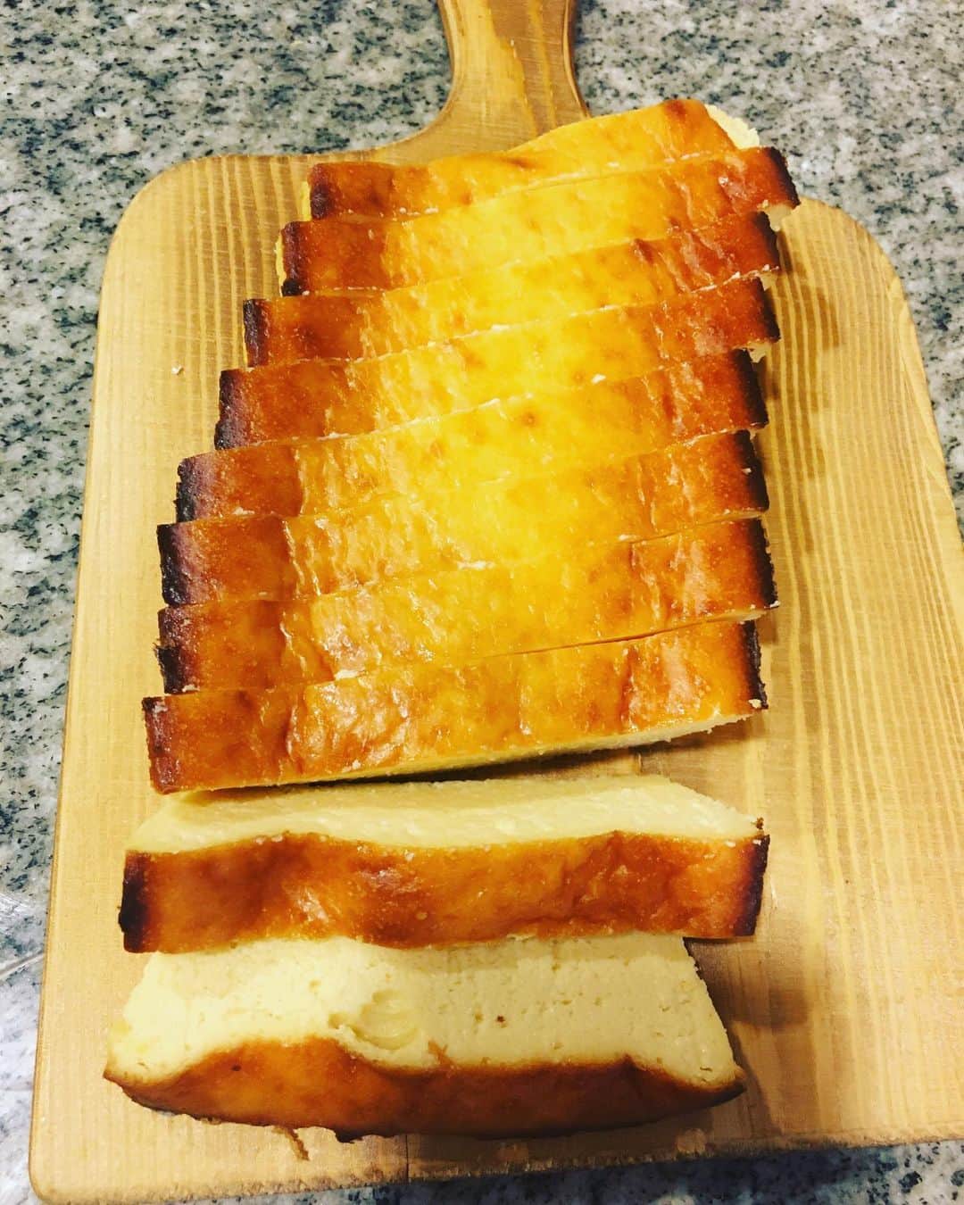 佐藤仁美さんのインスタグラム写真 - (佐藤仁美Instagram)「初めて、チーズケーキ焼いてみた。 「低糖質スイーツ」で調べたら、チーズケーキ出てくるのよ。 なるほど！と思って焼いてみた。 初めてにしては、なかなか良き。 #チーズケーキ」6月26日 13時46分 - sato.hitomi.19791010