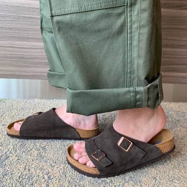のインスタグラム：「【本館５F/BIRKENSTOCK】 「足がよろこぶ　ビルケンシュトックのサンダル」  今年もたくさんの種類を取り揃えています。 疲れにくくて歩きやすい、心も身体もよろこぶビルケンシュトックのサンダル、まだお試しいただいていない方はぜひ専門店にお立ち寄りください。 お気に入りの１足を見つけるお手伝いをスタッフが全力でいたします！  #ペリエ #ペリエ千葉 #ペリエDS #BIRKENSTOCK #ビルケンシュトック #ビルケン #ドイツ #ドイツの健康靴　#PERIE #あしもと倶楽部 #足元くら部 #コルク #新作  #ペリエちばのビルケンシュトック #お洒落さんと繋がりたい #おしゃれさんと繋がりたい #あしもと #置き画 #置き画倶楽部  #履きやすい靴　#サンダル #KYOTO」