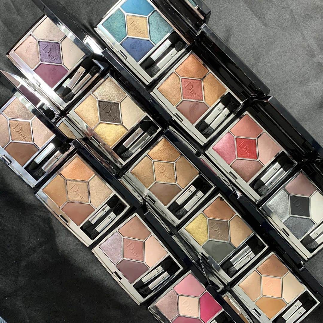 美的 Biteki's official Instagram! さんのインスタグラム写真 - (美的 Biteki's official Instagram! Instagram)「ディオールのサンク クルールが進化✨ 全色スウォッチつきでご紹介します！﻿ 8月7日（金）に新発売される「ディオール ショウ サンク クルール クチュール」は、ディオールのオートクチュールドレスからインスパイアされて生まれたパウダーアイシャドウ。 新しい全13色はどれもシックで鮮やか！パレット内のどの色、質感を組み合わせてもバランス良く完成しますが、上の3色を組み合わせるとナチュラルに、下の3色を組み合わせるとエッジーな印象に仕上がります♪ クリーミーな生質感と見たまま発色＆高密着が特長で、まぶたをなめらかに整えてくれるスキンケア成分のアロエベラとパインオイルが新たに配合されています。﻿ ﻿ 全13色のなかでも、注目はイットシェードの4色（写真1枚目）！ 💙まさにデニムのようなカラーグラデーションの「279 デニム」 🤎クリスチャン・ディオールのミューズ、ミッツァ・ブリカールをオマージュした「689 ミッツァ」 ❤️レッドドレスのように鮮やかな赤が蠱惑的な「879 ルージュ トラファルガー」 🖤イラストレーターのルネ・グリュオーが描いた黒い蝶ネクタイにインスピレーションを受けた「079 ブラック ボウ」  多彩なグラデーションを自由に楽しんでみて✨﻿ ﻿ 「ディオール ショウ サンク クルール クチュール」は8月7日（金）に新発売、7月29日（水）にディオール公式オンライン ブティックにて先行発売予定です。忘れないようこの投稿を保存しておいてくださいね♪﻿ ﻿ ディオール ショウ サンク クルール クチュール 全13色 ￥7,600（税抜）﻿ ﻿ （写真2枚目〜8枚目 上から）﻿ ◆279 デニム　★イット シェード﻿ ◆689 ミッツァ　★﻿ ◆879 ルージュ トラファルガー　★﻿ ◆079 ブラック ボウ　★﻿ ◆159 プラム チュール﻿ ◆539 グラン バル﻿ ◆559 ポンチョ﻿ ◆579 ジャングル﻿ ◆649 ヌード ドレス﻿ ◆669 ソフトカシミア﻿ ◆679 トライバル﻿ ◆769 チュチュ﻿ ※バックステージライン導入店、及びブティック限定色、オール公式オンライン ブティック限定色﻿ ◆859 ピンク コロール﻿ ﻿ ﻿ #Dior #Diorshow #ディオール #ディオールショウ #ディオールコスメ #ディオールアイシャドウ #ディオールサンククルール #サンククルール #サンククルールクチュール #ディオール新色 #新色コスメ #美的 #bitekicom﻿」6月26日 13時58分 - bitekicom