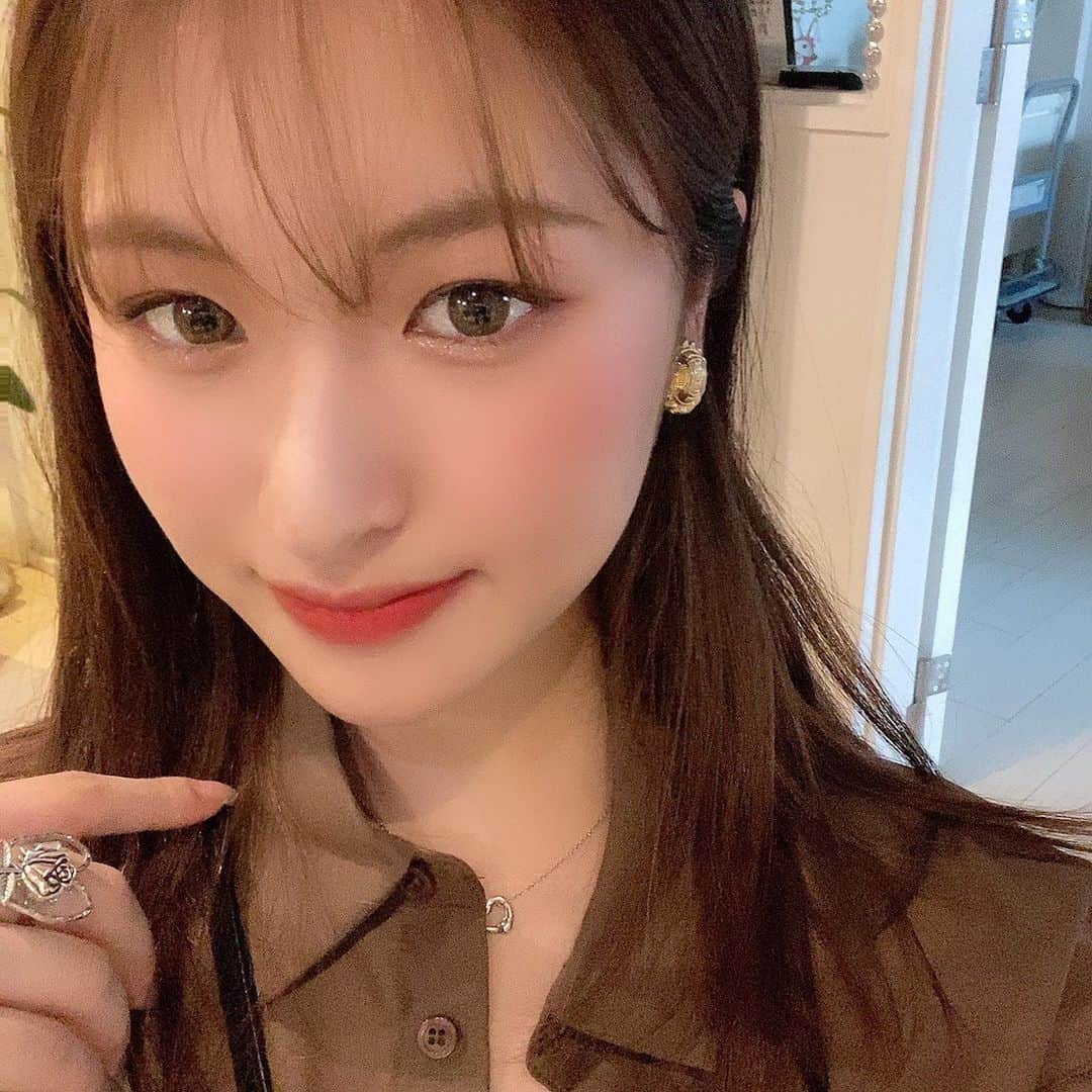 渡邊菜々さんのインスタグラム写真 - (渡邊菜々Instagram)「・ 可愛いクッキー頂いたの🥺 かわいいいいいい、、 食べるのもったいなかったけどよゆーで食べたよね笑 ごめんねくまちゃんとわんちゃん🧸🐶 ・ #わたななカフェ巡ってみた #fikacoffee #博多#博多カフェ #渡邊菜々#わたなな#🌻 #最後はいつのか分からない自撮りです笑」6月26日 14時00分 - watanana1225