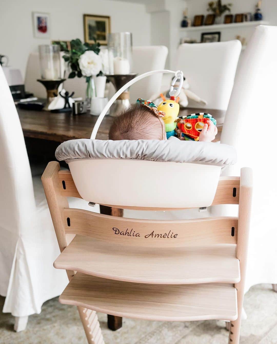 アン・カーティスのインスタグラム：「She’s so happy that she can join us at the table now like a little grown up 😂. Really love the Tripp Trapp chair because it grows with your baby, from newborn to adult 🥰 @stokke_au」