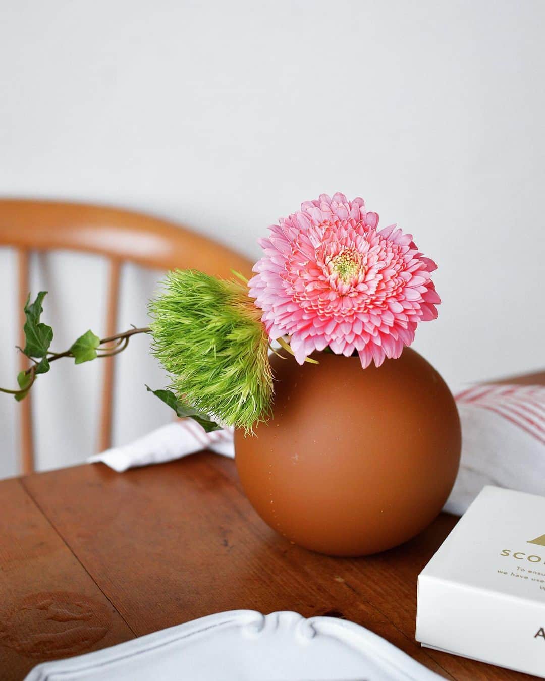 asu_chinさんのインスタグラム写真 - (asu_chinInstagram)「+ + お花を楽しみながらおうちおやつタイム。  ポストに届くお花便。 @bloomeelife さんの 日常が潤うお花の定期便です。 毎回何が届くかはお楽しみ♡  ただ今キャンペーン中です。 期間は2020/6/26日〜2020/6/30 期間が短めなので気になる方はお早めに！ + Bloomee LIFE「公式ライフスタイルモデル」の投稿内にある""クーポン""を使って、ご登録いただいた方の中から抽選で5名に、【おしゃれなグラス花瓶】をプレゼント致します🎁 ・当選者の方には、ご登録時入力いただいたメールアドレスに【7/1(水)】に当選連絡メールをお送りいたします。  初回のお花お届けが無料になるクーポンも出ておりますのでこの機会に是非♬ ▼▼クーポンコード▼▼ ■クーポンコード：asu ■有効期限：2020年6月30日  ストーリーのURLからも飛べます✈︎ + +  #bloomeelife公式アンバサダー」6月26日 14時20分 - asu_chin