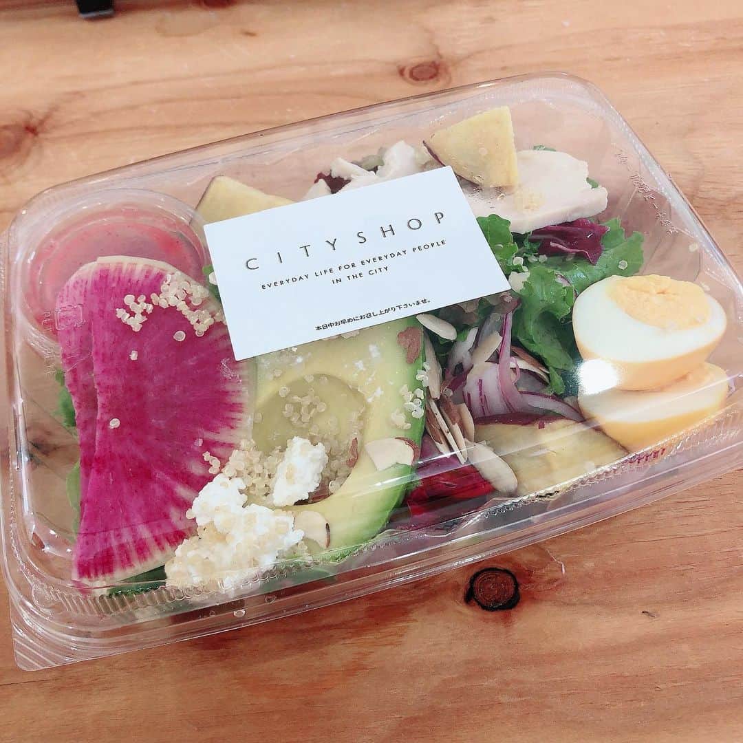 長江愛美さんのインスタグラム写真 - (長江愛美Instagram)「lunchtime🧚‍♀️またまたcityshop✨  ここのサラダ美味しすぎ🥗 メープルドレッシングがおすすめ♡ 中身はカスタムしちゃった🥬🍅🍠 #cityshop #salad #organic #green #vegetable #yammy #healthy #inthecity」6月26日 14時25分 - manamin.512