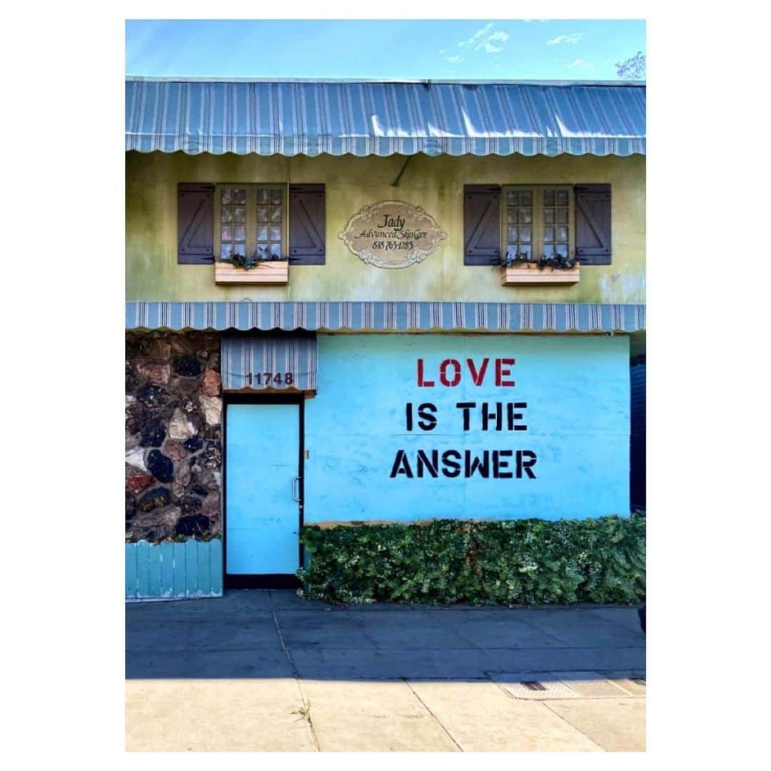 シャンテル・ヴァンサンテンのインスタグラム：「“If we believe in love as a value then our work becomes confronting lovelessness in all of its forms and fighting for love.” #LiveInTheTruthIfOurValues @brenebrown」