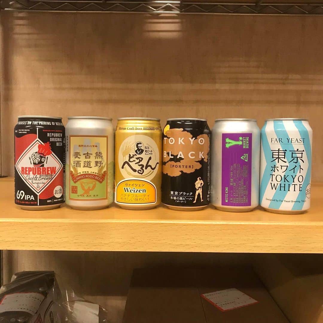 手紙社さんのインスタグラム写真 - (手紙社Instagram)「【 GOOD MEETING：クラフトビールをLet’s テイスティング！】﻿ 第3回は「ビールの分類 & バーチャルテイスティング 前編」をお届け。ゲストに松江ビアへるん ・代表取締役  醸造責任者 矢野 学さんをお迎えします。「クラフトビールってたくさん種類があるけれど、どんな味があるの？」「どうやって選んだらいいの？」という疑問に、ずばりお答え！　ピルスナー、ペールエール、IPA、セゾン、そして今回のゲスト・矢野さんの松江ビアへるん製ヴァイツェン。それぞれのビールの風味の違いと原料の関係をご紹介します。ご用意いただける方は、ぜひ一緒にテイスティングしてみましょう！　違いが分かれば、ビールを今までの倍、いや倍以上楽しめるはずです！﻿ ＊ご予約はお早めに！﻿ ﻿ ＜第3回 和泉ブルワリー・和泉俊介「サラリーマン兼業ブルワーによるクラフトビールの作り方・楽しみ方」開催概要＞﻿ 日時：7月5日（日）20:00〜21:00﻿ 定員：30名﻿ 参加費：¥1,500（税込）﻿ 申込み：受付中！／7月5日（日）16:00﻿ ﻿ ▶︎詳しくは「@tegamisha」プロフィールのハイライト「GOOD MEETING」より公式サイトへ！　 CALENDERより「7/5（日）20:00〜『サラリーマン兼業ブルワーによるクラフトビールの作り方・楽しみ方』」をチェック！﻿ ﻿ ◎GOOD MEETINGってどんな場所？﻿ 手紙社が敬愛する作り手やお店のオーナー、書き手やパフォーマー、あらゆるジャンルの気になる方々をナビゲーターにお迎えして、Zoom上で講座やワークショップ、部活動的な集い、暮らしにまつわる情報交換を行う場です。﻿ ﻿ #手紙社#手紙舎#tegamisha#GOODMEETING#グッドミーティング#zoom#zoomレッスン#zoom講座#オンライン講座#オンラインイベント#オンライン#オンライン配信#オンライン開催#オンラインレッスン#リモート#和泉ブルワリー#beercellartokyo#副業#クラフトビール#松江ビアへるん#ヴァイツェン﻿」6月26日 14時29分 - tegamisha