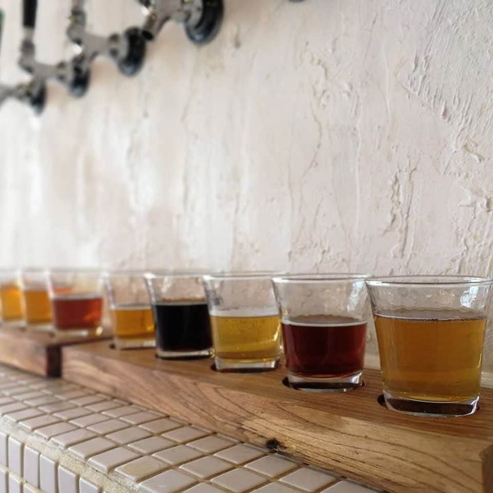 のインスタグラム：「【 GOOD MEETING：クラフトビールをLet’s テイスティング！】﻿ 第3回は「ビールの分類 & バーチャルテイスティング 前編」をお届け。ゲストに松江ビアへるん ・代表取締役  醸造責任者 矢野 学さんをお迎えします。「クラフトビールってたくさん種類があるけれど、どんな味があるの？」「どうやって選んだらいいの？」という疑問に、ずばりお答え！　ピルスナー、ペールエール、IPA、セゾン、そして今回のゲスト・矢野さんの松江ビアへるん製ヴァイツェン。それぞれのビールの風味の違いと原料の関係をご紹介します。ご用意いただける方は、ぜひ一緒にテイスティングしてみましょう！　違いが分かれば、ビールを今までの倍、いや倍以上楽しめるはずです！﻿ ＊ご予約はお早めに！﻿ ﻿ ＜第3回 和泉ブルワリー・和泉俊介「サラリーマン兼業ブルワーによるクラフトビールの作り方・楽しみ方」開催概要＞﻿ 日時：7月5日（日）20:00〜21:00﻿ 定員：30名﻿ 参加費：¥1,500（税込）﻿ 申込み：受付中！／7月5日（日）16:00﻿ ﻿ ▶︎詳しくは「@tegamisha」プロフィールのハイライト「GOOD MEETING」より公式サイトへ！　 CALENDERより「7/5（日）20:00〜『サラリーマン兼業ブルワーによるクラフトビールの作り方・楽しみ方』」をチェック！﻿ ﻿ ◎GOOD MEETINGってどんな場所？﻿ 手紙社が敬愛する作り手やお店のオーナー、書き手やパフォーマー、あらゆるジャンルの気になる方々をナビゲーターにお迎えして、Zoom上で講座やワークショップ、部活動的な集い、暮らしにまつわる情報交換を行う場です。﻿ ﻿ #手紙社#手紙舎#tegamisha#GOODMEETING#グッドミーティング#zoom#zoomレッスン#zoom講座#オンライン講座#オンラインイベント#オンライン#オンライン配信#オンライン開催#オンラインレッスン#リモート#和泉ブルワリー#beercellartokyo#副業#クラフトビール#松江ビアへるん#ヴァイツェン﻿」