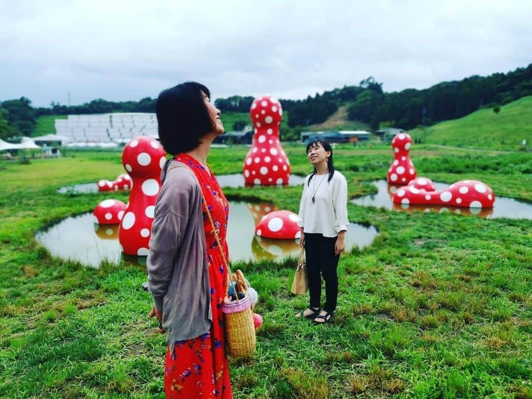 あなたのLOVE CHIBA教えてキャンペーンさんのインスタグラム写真 - (あなたのLOVE CHIBA教えてキャンペーンInstagram)「あなたのLOVE CHIBA教えてキャンペーン 今日は【らぶちばseason9: @instanon さん】の投稿をご紹介📸 . 30haの広大な敷地のなかで、アートや自然、グルメを満喫できるKURKKU FIELDS(クルックフィールズ)。 6月11日から営業再開したそうです。 草間彌生さんのアート作品と写真が撮れるのも魅力🍄 薪窯ピザやイノシシバーガー、ブラウンスイスのミルクをつかったソフトクリームなどのグルメも楽しめますよ🍨 ご投稿ありがとうございました！ . ▼KURKKU FIELDS(クルックフィールズ)のホームページ▼ https://kurkkufields.jp/total-concept/ . . ／. Season9スタート！ 募集期間　2021年3月31日まで ＼ ・ ・ 千葉県の魅力あふれるラブちば写真を投稿して、 プレゼントをGETしよう！！ . 応募方法は、Instagram応募とWebフォーム応募の２種類。 毎月77名様（9月までスケールアップ）に、チーバくんグッズや千葉県の特産品が当たります✨ プレゼントはプロフィール欄のリンクから公式サイト（https://love-love-chiba.jp/）でチェック！ . ▼公式サイトからフォーム投稿方法▼ https://love-love-chiba.jp/entry . ▼Instagram投稿方法▼ ①公式Instagramアカウント『@love.love.chiba』をフォロー ②２つのハッシュタグをつけて、千葉の魅力あふれる写真をシェア #らぶちば9に応募 . 希望するプレゼントをどれか一つハッシュタグでつける #チバザビーフ #銚子つりきんめ #野菜ボックス #チーバくんリュック . （例） 館山市の〇〇海岸の景色がとってもきれい！ 夕暮れどきもおすすめだよ♪ #らぶちば9に応募　#チーバくんリュック . Season9でも、みなさんのステキな投稿写真をアップしてきますのでお楽しみに。 たくさんのご応募お待ちしています！ * * * ＜千葉県を旅行される皆さまへ＞ 旅先でも、人との距離の確保や、マスクの着用、手洗い、「3つの密」を避けるなど、 「新しい生活様式」を実践し、県内を観光していただきますようお願いします。 * * 【千葉のバーチャル背景をダウンロードしよう】 WEB会議やパソコンの壁紙などにも使える、千葉のバーチャル背景。 チーバくんの旅の画像や美しい風景もありますよ🌷⛰ * ▼ダウンロードはこちら▼ https://maruchiba.jp/oshirase/r2/virtual-background.html * * #chiba #千葉県 #旅行 #観光スポット  ##クルックフィールズ #アート巡り #アート  #木更津 #自然が好きな人と繋がりたい #自然と暮らす  #くさまやよい #ファインダー #art_of_japan_  #美術館好きな人と繋がりたい  #草間彌生 #小林武史 #photo_jpn #visitjpn #ig_phos #カメラ好きな人と繋がりたい #ファインダー越しの私の世界」6月26日 14時30分 - love.love.chiba