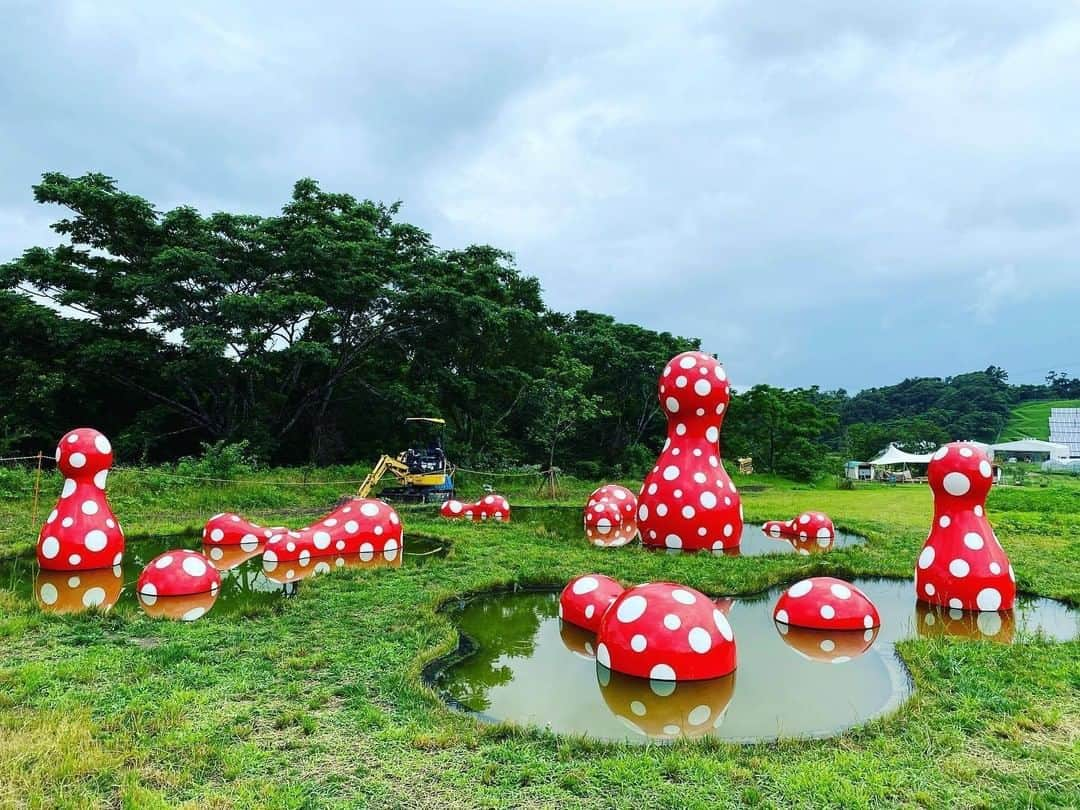 あなたのLOVE CHIBA教えてキャンペーンさんのインスタグラム写真 - (あなたのLOVE CHIBA教えてキャンペーンInstagram)「あなたのLOVE CHIBA教えてキャンペーン 今日は【らぶちばseason9: @instanon さん】の投稿をご紹介📸 . 30haの広大な敷地のなかで、アートや自然、グルメを満喫できるKURKKU FIELDS(クルックフィールズ)。 6月11日から営業再開したそうです。 草間彌生さんのアート作品と写真が撮れるのも魅力🍄 薪窯ピザやイノシシバーガー、ブラウンスイスのミルクをつかったソフトクリームなどのグルメも楽しめますよ🍨 ご投稿ありがとうございました！ . ▼KURKKU FIELDS(クルックフィールズ)のホームページ▼ https://kurkkufields.jp/total-concept/ . . ／. Season9スタート！ 募集期間　2021年3月31日まで ＼ ・ ・ 千葉県の魅力あふれるラブちば写真を投稿して、 プレゼントをGETしよう！！ . 応募方法は、Instagram応募とWebフォーム応募の２種類。 毎月77名様（9月までスケールアップ）に、チーバくんグッズや千葉県の特産品が当たります✨ プレゼントはプロフィール欄のリンクから公式サイト（https://love-love-chiba.jp/）でチェック！ . ▼公式サイトからフォーム投稿方法▼ https://love-love-chiba.jp/entry . ▼Instagram投稿方法▼ ①公式Instagramアカウント『@love.love.chiba』をフォロー ②２つのハッシュタグをつけて、千葉の魅力あふれる写真をシェア #らぶちば9に応募 . 希望するプレゼントをどれか一つハッシュタグでつける #チバザビーフ #銚子つりきんめ #野菜ボックス #チーバくんリュック . （例） 館山市の〇〇海岸の景色がとってもきれい！ 夕暮れどきもおすすめだよ♪ #らぶちば9に応募　#チーバくんリュック . Season9でも、みなさんのステキな投稿写真をアップしてきますのでお楽しみに。 たくさんのご応募お待ちしています！ * * * ＜千葉県を旅行される皆さまへ＞ 旅先でも、人との距離の確保や、マスクの着用、手洗い、「3つの密」を避けるなど、 「新しい生活様式」を実践し、県内を観光していただきますようお願いします。 * * 【千葉のバーチャル背景をダウンロードしよう】 WEB会議やパソコンの壁紙などにも使える、千葉のバーチャル背景。 チーバくんの旅の画像や美しい風景もありますよ🌷⛰ * ▼ダウンロードはこちら▼ https://maruchiba.jp/oshirase/r2/virtual-background.html * * #chiba #千葉県 #旅行 #観光スポット  ##クルックフィールズ #アート巡り #アート  #木更津 #自然が好きな人と繋がりたい #自然と暮らす  #くさまやよい #ファインダー #art_of_japan_  #美術館好きな人と繋がりたい  #草間彌生 #小林武史 #photo_jpn #visitjpn #ig_phos #カメラ好きな人と繋がりたい #ファインダー越しの私の世界」6月26日 14時30分 - love.love.chiba