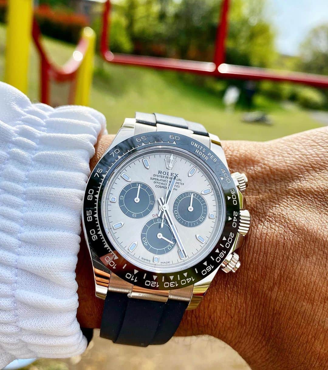 カルフィン・ヨン・ア・ピンのインスタグラム：「Haven’t posted a watch in a while. Here’s a daytona oysterflex. To be honest I don’t like it that much 😅🤷🏾‍♂️」