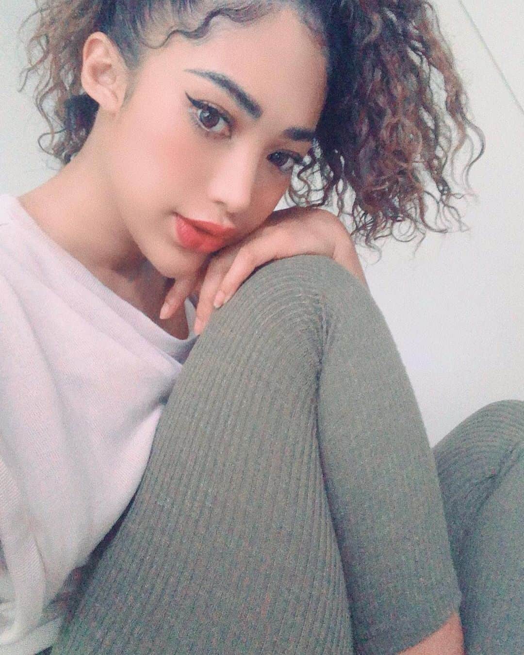 ユリサさんのインスタグラム写真 - (ユリサInstagram)「家着エブリデイ🌿 もうドレスとか着るのめんどくさいし、多分入らない。笑 おうち時間で育った人ー🙋🏽‍♀️ #スクスク #マルマルモリモリ #みんな食べるよ♪ #育ち盛り #forever  #love #loungewear」6月26日 14時45分 - yurisa