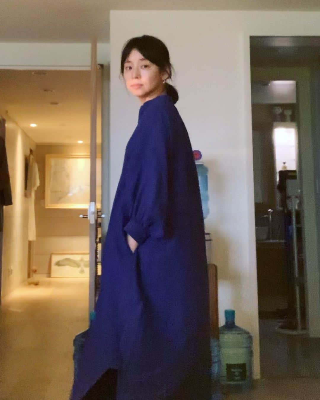 石田ゆり子さんのインスタグラム写真 - (石田ゆり子Instagram)「高温多湿の日本の夏。 この季節、 なにを着たらいいのかと いつも迷います。 ストンとかぶるだけの 麻100%のワンピース。 ラピスのようなブルーがとっても好きです。青大好き、麻大好き ワンピース大好きの私には たまりません。 昨日のストーリーで踊ってたときもこれを着てました🤣🐾 たくさんの鮮やかな色が他にもあって目移りするわ…🍭👀👏🏻 #ペールジュート」6月26日 14時58分 - yuriyuri1003