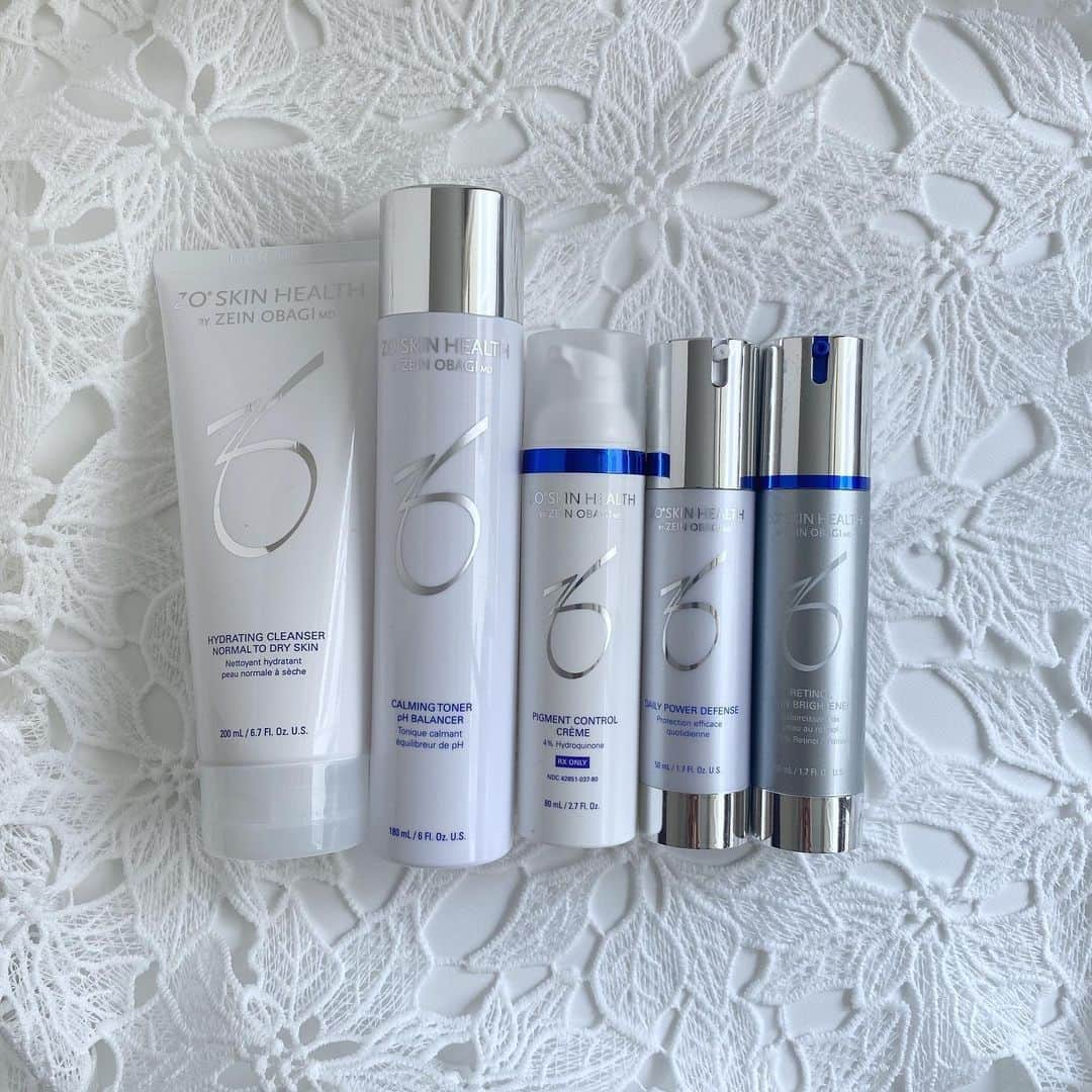 Yukarisuminoさんのインスタグラム写真 - (YukarisuminoInstagram)「【ゼオスキン始めます】 @zoskinhealth  40を超えてからキレイなお肌の大切さを痛感するようになりました。 そしてお肌のエイジングにはビタミンAが大事らしい、てか必須らしい！！ ということで最近自己流でビタミンAをスキンケアに追加してみたところすごくハリとツヤが出た。 だけど・・・シミと毛穴も気になる。こんなとこにもシミあった！？とか、濃くなった！？とか悩み多き年頃なんです。 そこで、思い切って皮膚科でカウンセリングをして購入する「ゼオスキン」をゲットしました〜！ お肌がキレイな人はエンビロンかゼオスキンを使ってるっていうぐらいの二大巨頭なのでどちらにするか色々調べながら知識をつけつつ悩んでいたのです。 最初はエンビロンにしようと思っていたのですが、調べていくうちに短期間で効果を出すのはゼオスキン。コスパがいいのもゼオスキン。エンビロンは長い期間をかけて肌を綺麗にして行くのだけどツヤがすごい！という両者の特徴がわかってきました（私調べ）  というわけでLINEで相談ができるあきこクリニックさんに行って来ました！ @akiko_clinic.2009  最初に院長先生がカウンセリングをして下さって、気になることを相談させていただきました。 そしてエンビロンとゼオスキンに詳しい西岡さんがカウンセリング、色々教えて下さいました。（なんでも質問できますよ！！） 私は「ゼオスキンを使って肌を綺麗にしたいけど、皮むけはしたくない」のでデイリープログラムにしました。 皮むいた方が劇的に綺麗になるのだけど、仕事柄もあるし、私のメンタルでは自分の顔の皮がボロボロにむけてる期間が耐えられないと思ったので。 購入したものを書いておきます（左から） ☆ハイドレーティングクレンザー（洗顔料）普通〜乾燥肌 5,200円 洗顔料買わなくてもいいかな〜って思ったのだけど、一式ライン使いしてこそ最大限の効果が発揮されるものだと思ったので購入。節約の為にこの中でひとつ買わないとしたらコレ。でも良いよ！！ ☆バランサートナー（化粧水）6,000円 ピーリング作用のある化粧水。グリコール酸が入ってます。角質が薄くなっていって、その後のものが導入されやすくなる効果アリ。これ愛用してる人多いからマストだと思った。 ☆デイリーPD 18,600円 レチノール・パルミチン酸レチノールが入ってる。キメとハリを出してくれるビタミンA！コレは守りのビタミンAらしい。 光防御してくれるから、紫外線から守ってくれる。日焼け止めに換算するとSPF20ぐらいの作用がある。 ☆ミラミックス 12,000円 ハイドロキノン。美白！！私美白にあまり興味がなかったのだけど、くすみも飛ぶってことでこちらも投入。最近くすんで顔が暗く見える気がして・・・ ☆スキンブライセラム0.25 10,000円 レチノール。これは最初は週に1回から慣らして行って徐々に増やしていって最終的に毎日使えるようになれば。 これは、皮むける可能性あるやつだからちょっと緊張する。でもビタミンAの濃度は低めのやつだから大丈夫かも。  以上のモノを揃えてみました。 スキンケアを総取り替えします！ スキンケアにこんなにお金かけたのもちろん人生初です。。。 「人生変わるスキンケア」だって。それを信じてどっぷりゼオスキン沼つかってみよ〜！ 今三日目だけど皮向けも何も変化なしˊᵕˋ⑅  #ゼオスキン #ゼオスキンヘルス #ゼオスキンヘルス頑張っている人と繋がりたい #zoskin #ゼオスキンヘルス始めました #スキンケア #スキンケアマニア #スキンケア好きさんと繋がりたい #スキンケア紹介 #スキンケア用品 #あきこクリニック」6月26日 14時57分 - yukarisumino