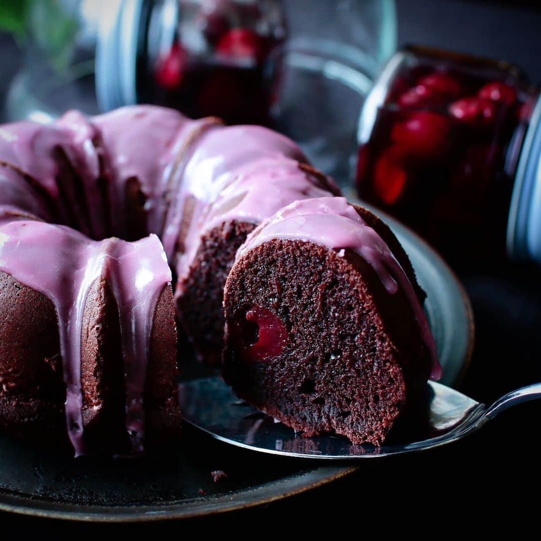maiさんのインスタグラム写真 - (maiInstagram)「2020年6月26日 . Moist Chocolate Cherry Cake. . 🎶サワーチェリー🍒チョコレートケーキの仕上がり🎶 . 昨日のはこんな風になりました。 サワーチェリー🍒の瓶詰めはシロップも自家製だと安心して使えます😊可愛いピンク色と酸味を有効利用して生地にも、仕上げのアイシングにも使いました。 . コクのあるほろ苦い生地に酸っぱいサワーチェリーが良いアクセントになってます🍒とってもしっとり☺️ . . #チョコレートケーキ #サワーチェリー #サワーチェリーケーキ #お菓子教室 #ミルガトー  #つくは」6月26日 15時08分 - michoumama