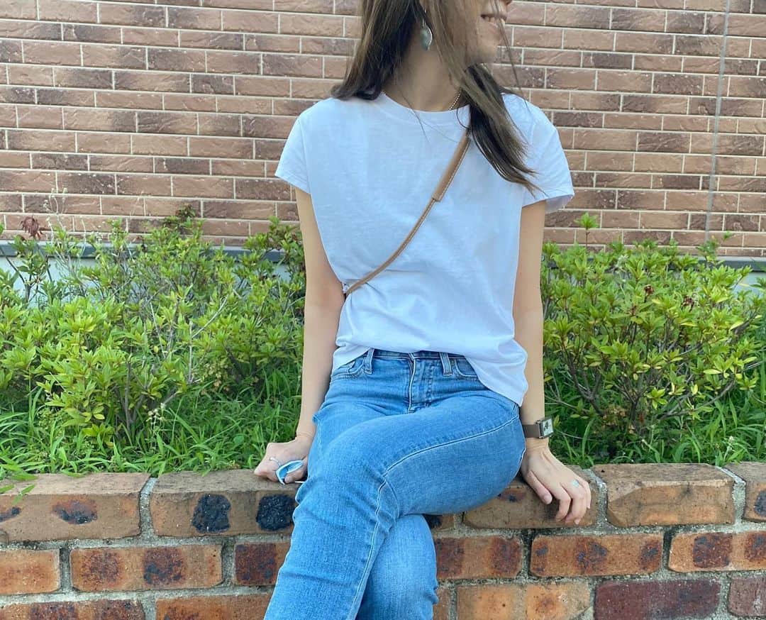 asuka0119のインスタグラム：「2020.6,26 . もはや私の制服 #コットンリラックスフレンチスリーブt  大好きすぎる♥️ . Tshirt denim #uniqlo #ユニクロ bag @donobanweb . #ユニクロTシャツ部 #ユニT #uniqloginza2020SS #Tシャツコーデ #PR  #上下ユニクロ部  #高身長女子  #デニムコーデ #ユニデニ#uniqloコーデ  #着回しコーデ #アラフォーコーデ # #locari」