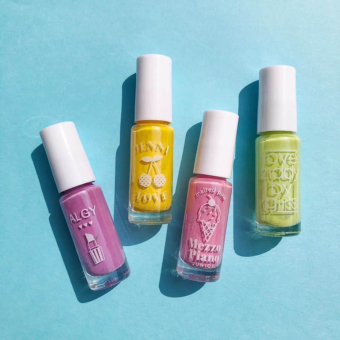 ニコ☆プチのインスタグラム：「💅✨✨✨✨ めーっちゃくちゃかわいい ネイルが完成しました〜🥰💕. . 実はこれ、『ニコ☆プチ8月号』の ふろくなんだよー😉！ 夏にぴったりのカラーと アルジー、ジェニィラブ、 メゾ ピアノ ジュニア、ジディーの ボトルデザインがかわいすぎん…🤦‍♀️💕？. . 7月3日発売の8月号を 楽しみにしていてください💗 絶対ゲットしたいコは ぜひ本屋さんで予約してね🌈  #ニコプチ #ニコプチふろく #ニコプチふろくのある生活 #ネイル #ネイルポリッシュ #アルジー #ジェニィラブ #メゾピアノジュニア #ジディー」