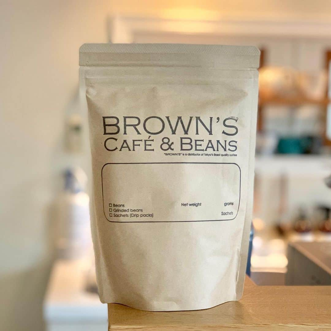 OKAさんのインスタグラム写真 - (OKAInstagram)「家でも美味しいブレンドを飲みたいと思うきっかけになったBROWNS CAFE＆BEAN'Sの珈琲豆。その後、願いが叶い、2015年にオリジナルブレンドを作っていただきました。  kitty smileブレンド 太陽をたくさん浴びたオーガニックフェアトレードの豆を使用。土とレモンの香りを感じる"ケニア"を使用することで、猫が大好きなレモングラスをイメージしています。また、ほんの少し深煎りにすることでカカオのような甘く香ばしい風味にも。  #brownscafeandbeans  @loisir_official」6月26日 15時05分 - ytrpics