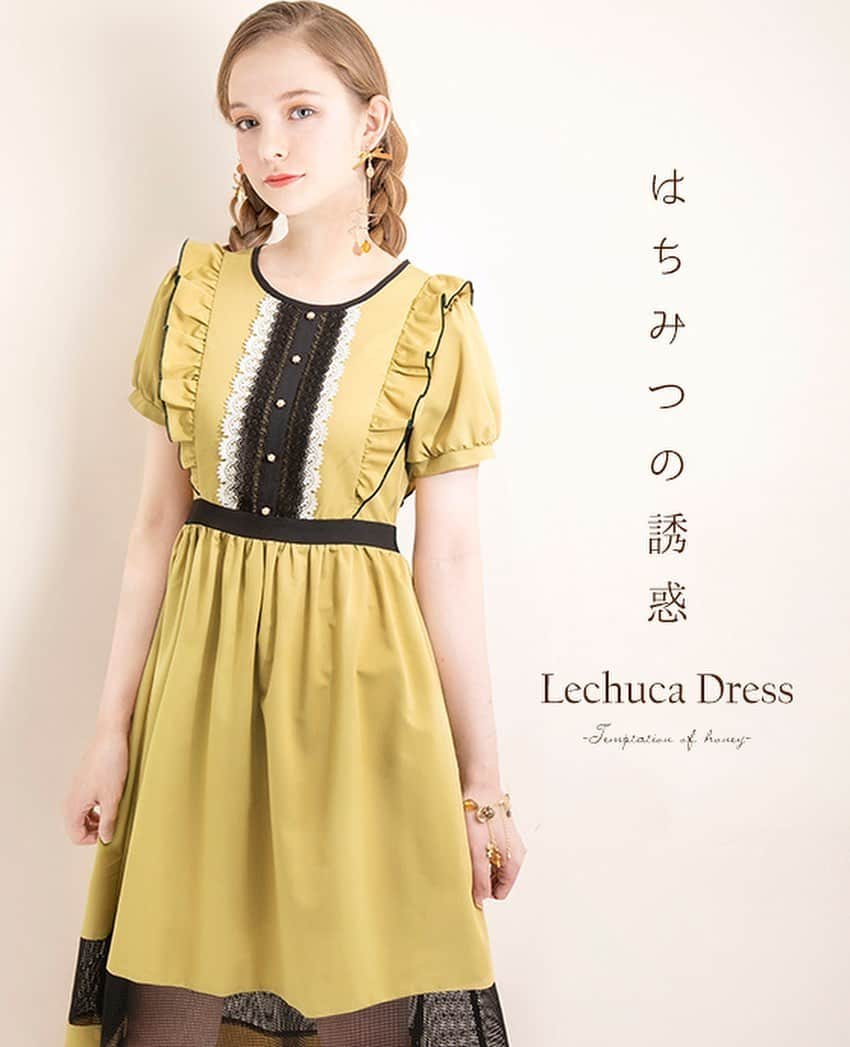 mayla classicさんのインスタグラム写真 - (mayla classicInstagram)「【この投稿をご覧の皆さまへ】﻿ 皆さん、こんにちは！﻿ 商品が気に入ったら、是非！コレクションに保存・シェアをして、感想を聞かせて下さい💌﻿ コメントいただけるのも励みになって嬉しいです✨﻿ 皆さんの意見、アクションは全て今後のマイラクラシックの企画に反映させていただきます。﻿ mayla classic　池上より﻿ ﻿ 【商品の魅力を簡単にわかりやすく】﻿ 本日は、先程のインスタライブでもご紹介をさせていただいた﻿ 新作『マイラクラシック レチュカ・ドレス』です💛﻿ ﻿ 気品ある、大人のハニーマスタードカラー﻿ ミツバチの羽根をイメージした袖元のフリル﻿ 蜂の巣をイメージした、メッシュ生地のスカートのアクセント﻿ ﻿ オシャレをして過ごしても﻿ オシャレをしなくて過ごしても﻿ 同じ１日です。﻿ ﻿ でも、お気に入りのドレスに身を包んで﻿ お気に入りの靴を履いて、ドアを開ける﻿ そこには、特別な１日が待っています。﻿ ﻿ 『何気ない毎日にも、体温が2℃あがる幸せを･･･』﻿ マイラクラシックのドレスは、皆さんの日々を想像し﻿ そんな願いを込めて作りました。﻿ ﻿ 全身コーディネートでバランスが整うように設計しています。﻿ ﻿ 画像の5枚目以降には、完売した歴代のレチュカシリーズ作品と、現在販売中のシリーズ作品をアップしております。﻿ 是非、最後までご覧下さいね😙✨﻿ ﻿ ﻿ 【特別イベント開催中】﻿ Mcan連動企画🐱ノベルティフェアも開催中✨﻿ ﻿ ＼数量限定／﻿ 24,000円以上ご購入いただいたお客様に﻿ 先着順でプレゼントさせていただいております🎁﻿ ﻿ クーポンコードは﻿ ストーリーに記載しておりますので﻿ 是非❣️ご覧下さいね。﻿ ﻿ #ハチモチーフ　#ハチ　#みつばち　#蜜蜂﻿ #bees　#beelove　#bee﻿ #プーさん #ハニーハント #はちみつ #プーさんのハニーハント﻿ #くまのプーさん #pooh #プーさん﻿ #マイラクラシック #maylaclassic #体温が2度あがる﻿ #winniethepooh」6月26日 15時05分 - maylaclassic_x