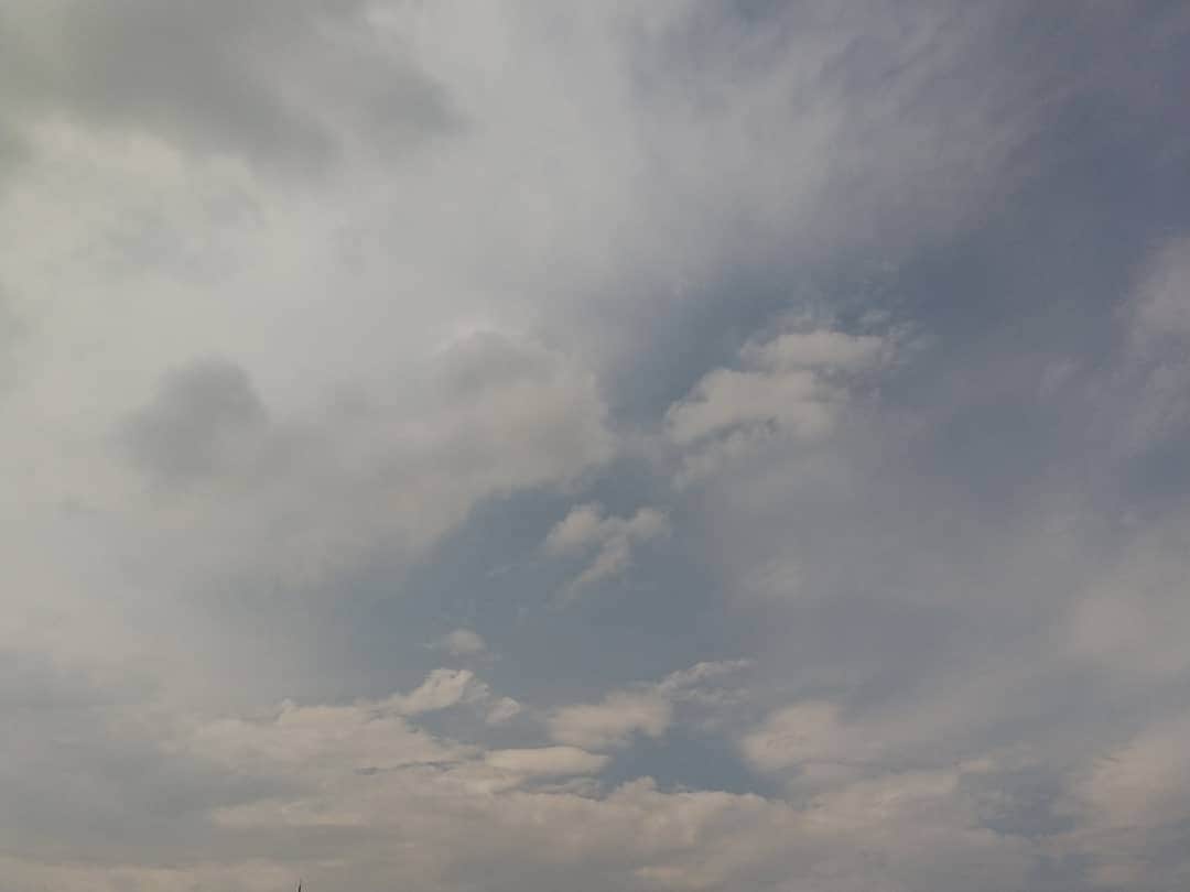 春山恵理さんのインスタグラム写真 - (春山恵理Instagram)「家から見えた空の色が、何とも言えない優しい色合いでした。 今から子供のお迎えです。  #空が好きな人と繋がりたい  #空が好き #雲が好きな人と繋がりたい  #雲が好き  #いまそら  #家からの景色  #加工なし  #梅雨の晴れ間 #神奈川の空」6月26日 15時06分 - haruyamaeri