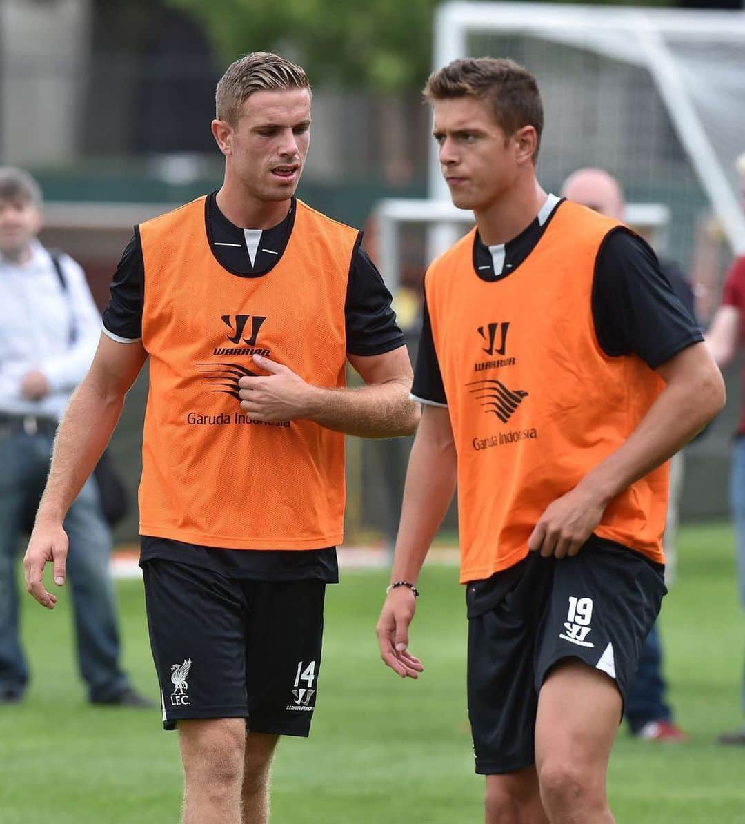 クリストファー・ピーターソンのインスタグラム：「Congratulations to Liverpool for winning the titel! Made up for the fans and the club and this professional Hendo, true example. Enjoy the weekend and keep distance 👍🏽😁」