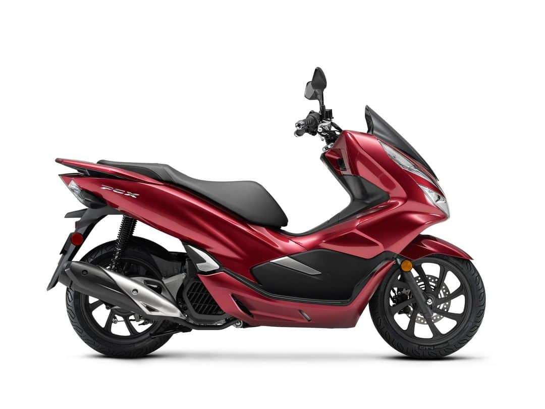 Honda Powersports USさんのインスタグラム写真 - (Honda Powersports USInstagram)「Conquer your city in style, on the sleek and swift 2020 PCX150. #pcx150 #ridered」6月27日 2時00分 - honda_powersports_us
