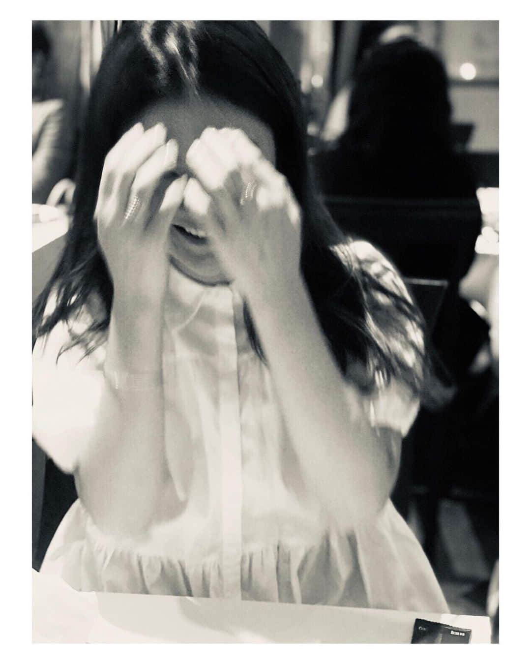 のインスタグラム：「前髪さん﻿ ———————————————————————﻿ ﻿ ﻿ ﻿ ﻿ ﻿ ﻿ 一年に一回前髪を切る時期がやってきました。﻿ ﻿ 去年は、おんざまゆげ。﻿ ﻿ ﻿ ﻿ ﻿ みんなの感想﻿ ↓﻿ 私は前髪ない方が好き。﻿ ﻿ どうした？。﻿ ﻿ その前髪好き。﻿ ﻿ 男にモテないよ。﻿ ﻿ あはははははは。←笑うだけ。ダメでも一言感想を。﻿ ﻿ ↑﻿ おい、みんな言いたい放題だな。﻿ ﻿ ﻿ ﻿ ﻿ いろんなこと言われたんだけど、﻿ ﻿ ﻿ 私は切る。﻿ ﻿ ﻿ ﻿ ﻿ 1ヵ月2センチ弱、﻿ 髪の毛のびるの早いので﻿ 似合わなかったらのばす。﻿ ﻿ ﻿ ﻿ ﻿ やらないで後悔するより﻿ やって後悔するほうが人生楽しめる。﻿ 後悔は、しない、と信じたい。﻿ ﻿ ﻿ ﻿ ﻿ ﻿ おやすみ。﻿ ﻿ ﻿ ﻿ ﻿ ﻿ ﻿ ﻿ ﻿ 写真ありがとう@akubichandayo」