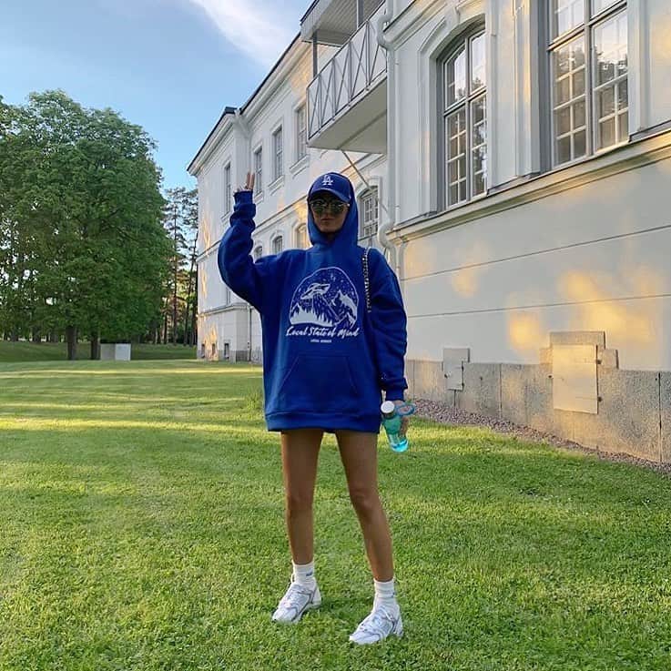 LOCAL HEROESさんのインスタグラム写真 - (LOCAL HEROESInstagram)「Peace and pleasure ✌🏼/@myforteisfashion in our local state of mind hoodie 💙」6月27日 0時37分 - localheroes