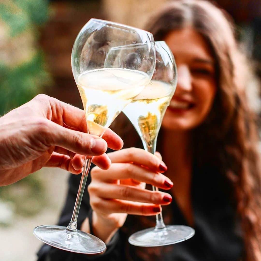 イタレッセさんのインスタグラム写真 - (イタレッセInstagram)「...that the week-end begins! Cheers!  #italesse #granballon #sparkling #wine #bubbles #tasting #aperitivo #weekend #enjoy #lifestyle #cheers #sommelier #sommelierlife #instawine #winelover #together #summertime  Photo of our Gran Balloon stemglass by @jakowine」6月27日 0時45分 - italesse
