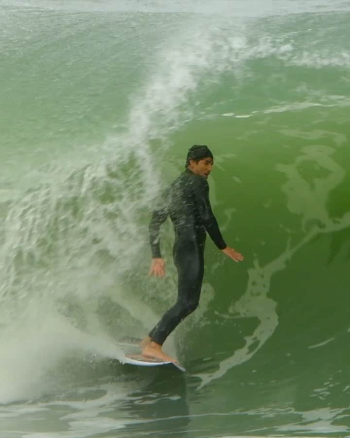 ガブリエル・メディーナのインスタグラム：「No quintal de casa surfando uma das ondas que mais gosto e com a melhor roupa de borracha que já usei!  Garanta já a sua edição limitada do #EBomb E7 na loja www.ripcurl.com.br 🎥 @dani_grubba @ripcurl_brasil ⠀⠀⠀⠀⠀⠀⠀⠀ Comfortable at home in the limited edition #EBomb E7 wetsuit, made by World Champions.」