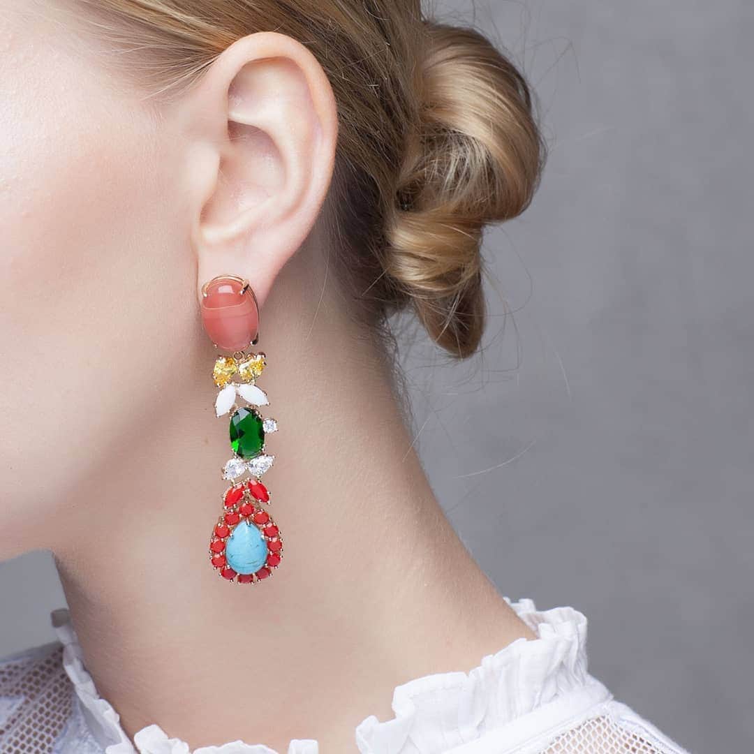 イオッセリアーニさんのインスタグラム写真 - (イオッセリアーニInstagram)「pair of earrings with turquoise cabochon, rose quartz octagon pendant, fringes adorned with crystal zircons set by hand.  #Summer #dreamiest #earrings #sale #iosselliani #zircons #cabochon」6月27日 0時55分 - iosselliani