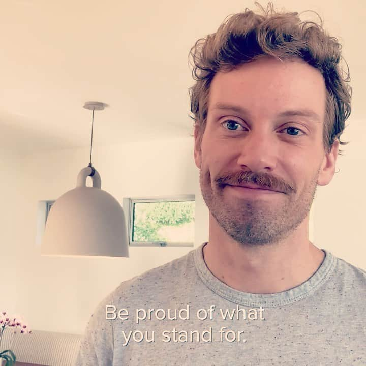 バーレット・フォアのインスタグラム：「CBS asked me to answer the question, “What does Pride mean to you?” . “These days, I’m finding that my pride grows out of really knowing what I stand for. It takes hard work - it can be scary to do that deep dive. But think about it, if you’re proud of who you are, then the next generation can feel free to express themselves without fear. We all stand on the shoulders of the brave leaders who came before us. The LGBTQ+ liberation movement that started in New York City at the Stonewall Inn 51 years ago was a riot - against police - led by strong, proud, Black trans women. Here we are half a century later, being asked, yet again, to stand up for what’s right. So do the work, look inside, and lend your voice. Be proud of what you stand for. Happy Pride.” 🏳️‍🌈 #CBSPride #pridemonth #gaypride #gay #pride」