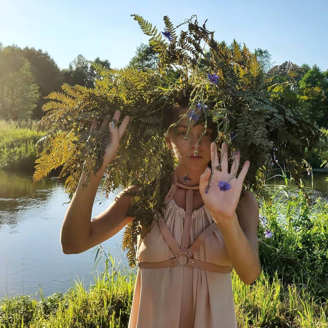 メリティナ・スタニウタさんのインスタグラム写真 - (メリティナ・スタニウタInstagram)「ТРУсалка 😁😁🧜‍♀️ ⠀ #samsungbelarus #galaxyzflip #nature #belarus #river #girl #wild #bewild #sun #summer #summertime #беларусь」6月27日 0時57分 - melitinastaniouta