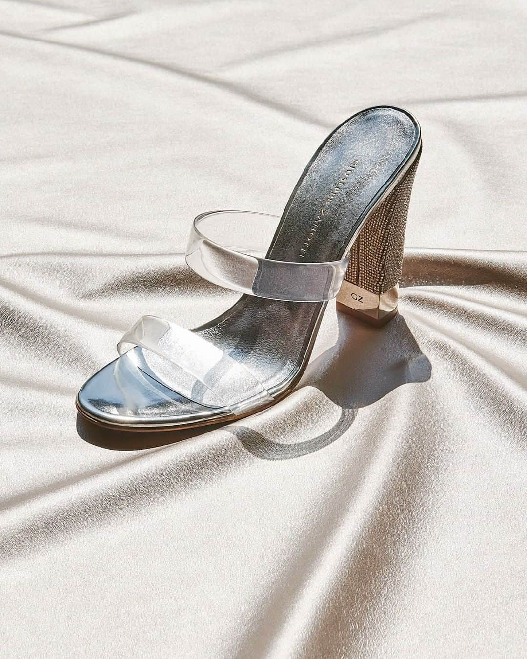 Giuseppe Zanotti Designさんのインスタグラム写真 - (Giuseppe Zanotti DesignInstagram)「Because beauty is transparent. For summer, the AURELIA. #GiuseppeZanotti #GZSS20」6月27日 0時58分 - giuseppezanotti